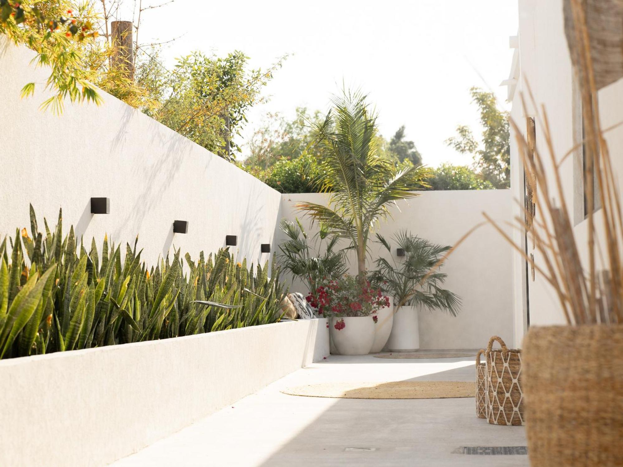 Luxury Boho Chic Beachside Escape, Shared Pool & Burj Khalifa View! * Dubaï