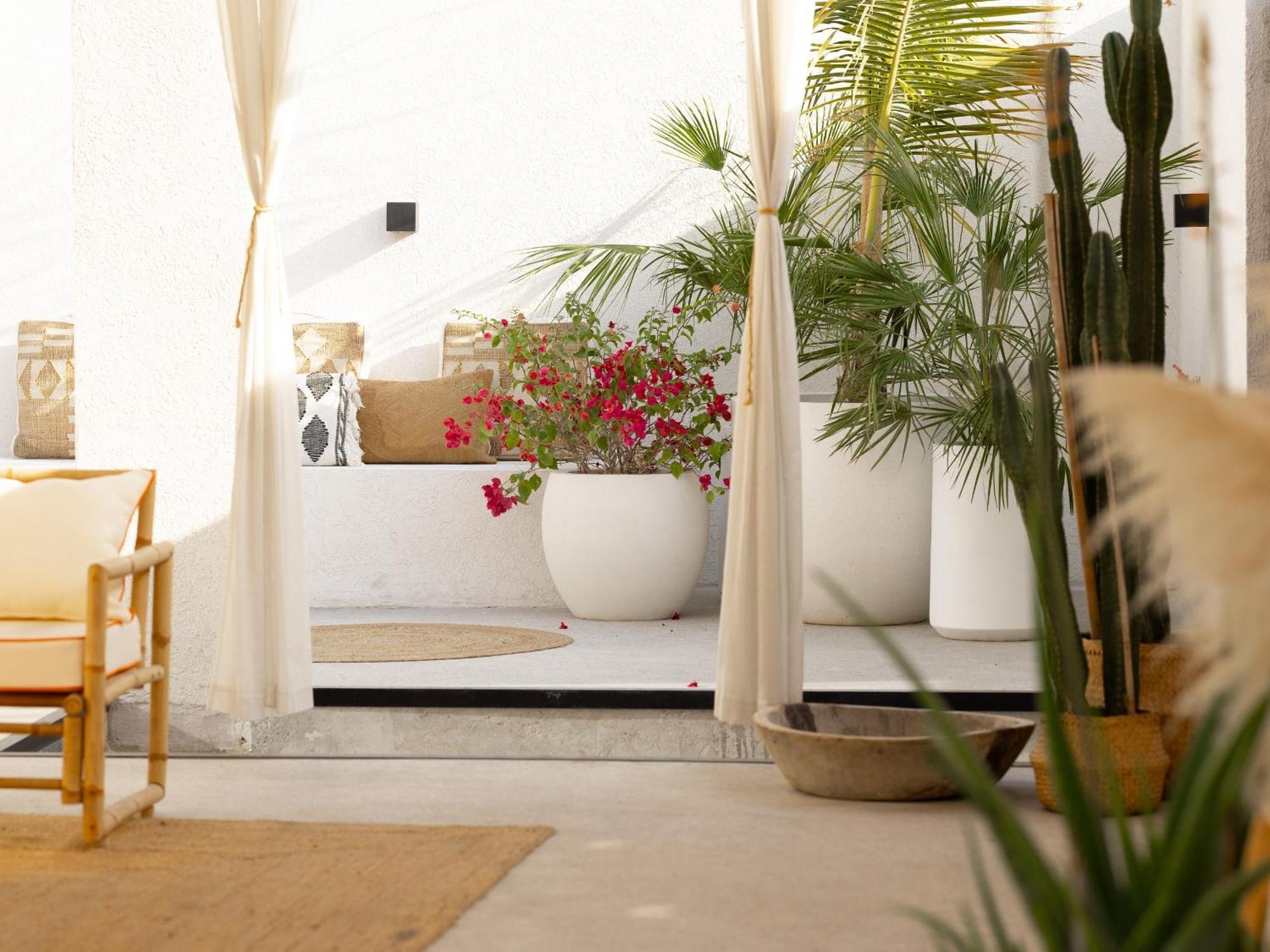 Luxury Boho Chic Beachside Escape, Shared Pool & Burj Khalifa View! Dubaï