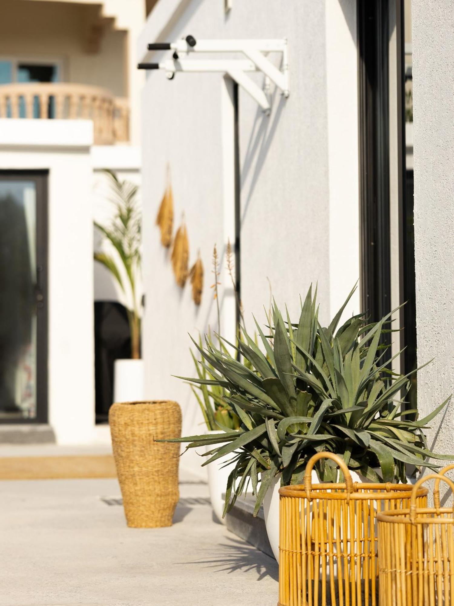 Luxury Boho Chic Beachside Escape, Shared Pool & Burj Khalifa View! Dubaï