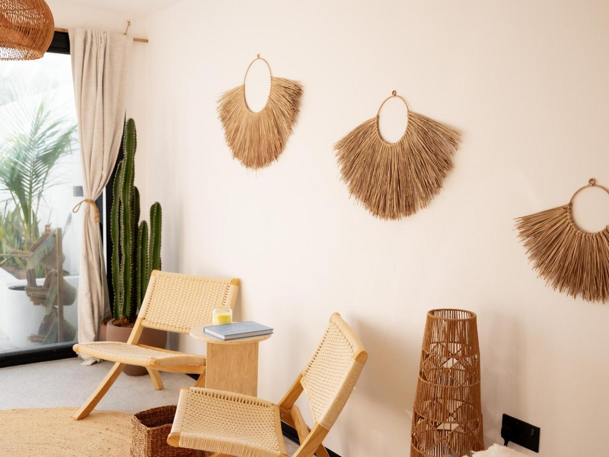 Luxury Boho Chic Beachside Escape, Shared Pool & Burj Khalifa View! *