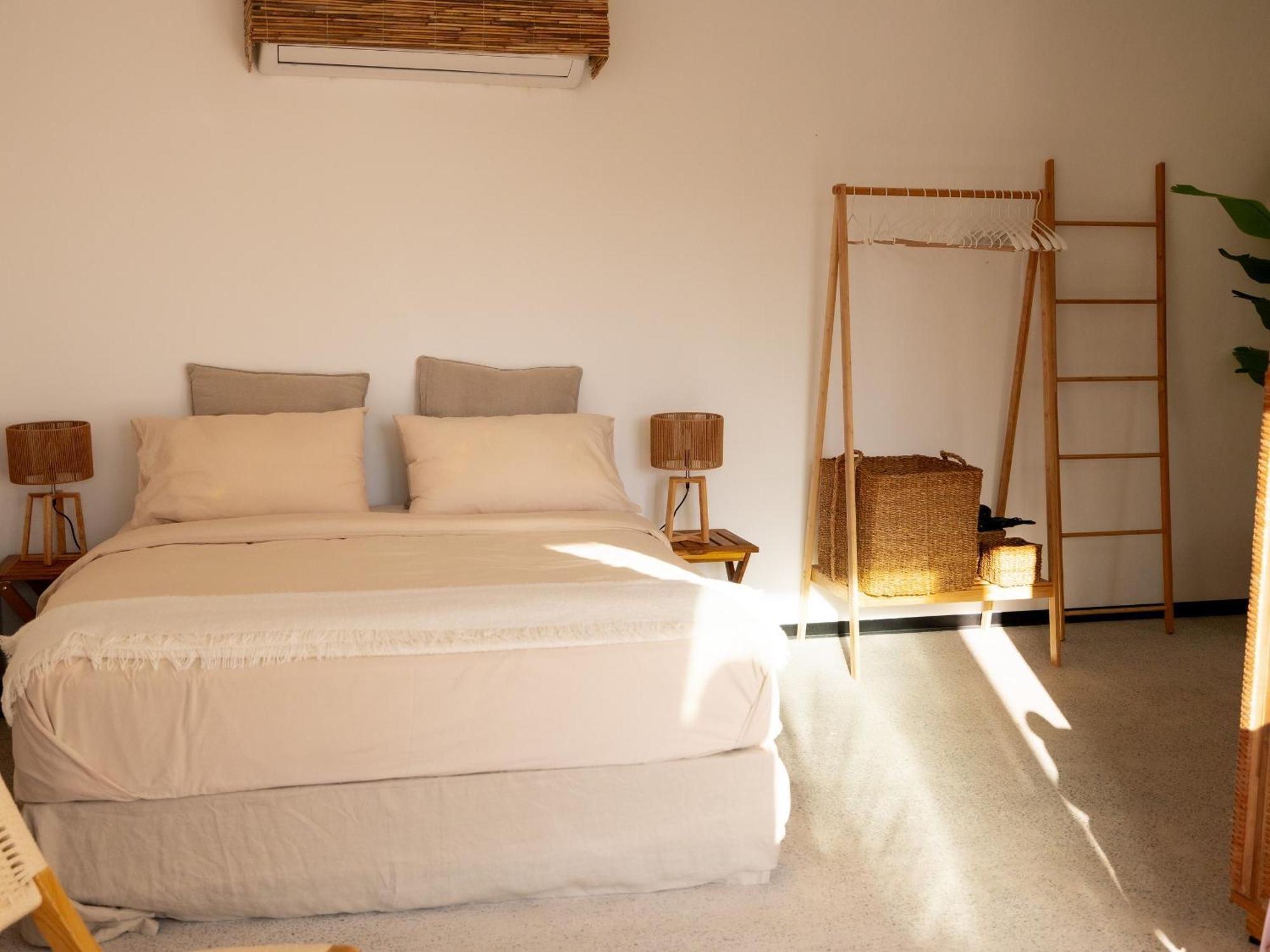 Luxury Boho Chic Beachside Escape, Shared Pool & Burj Khalifa View! Appartement Dubaï