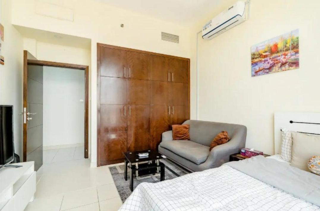 Appartement Superb With Detached Bathroom & Shared Kitchen Dubaï
