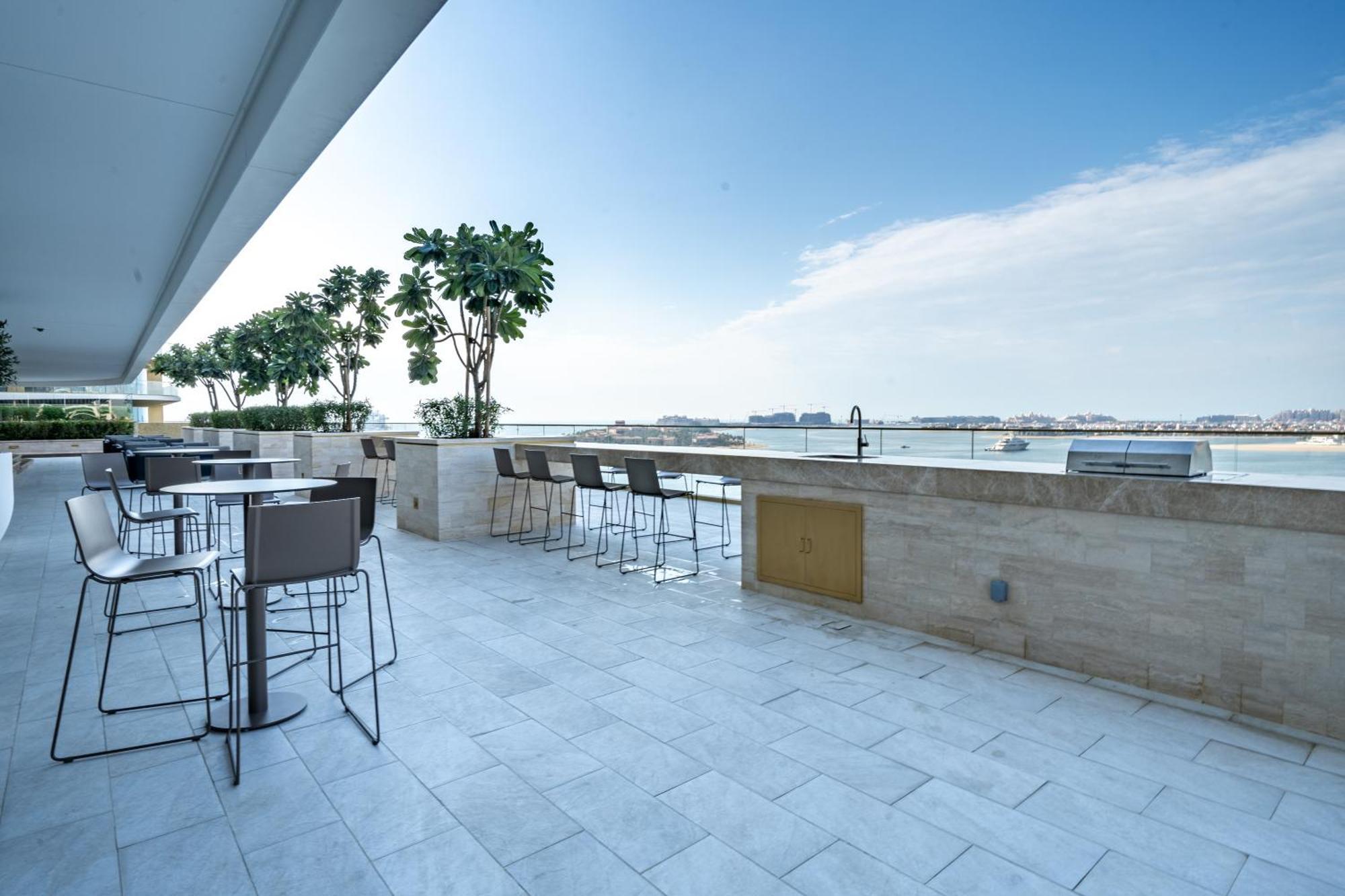 Homes & Beyond I Contemporary 2br With Sea View Appartement Dubaï