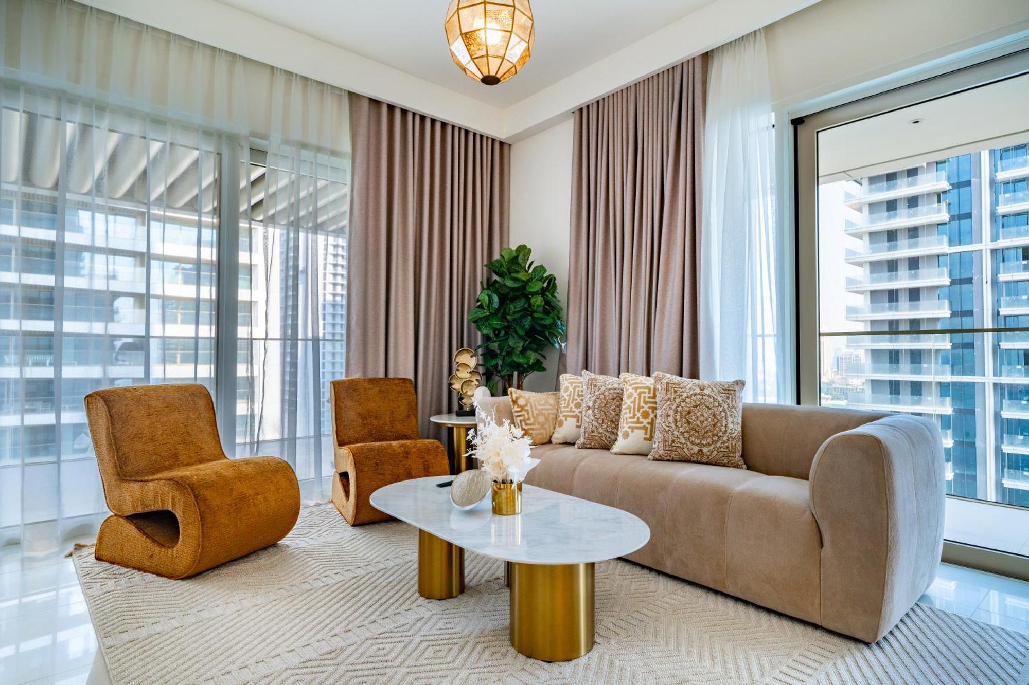 Homes & Beyond I Contemporary 2br With Sea View Appartement