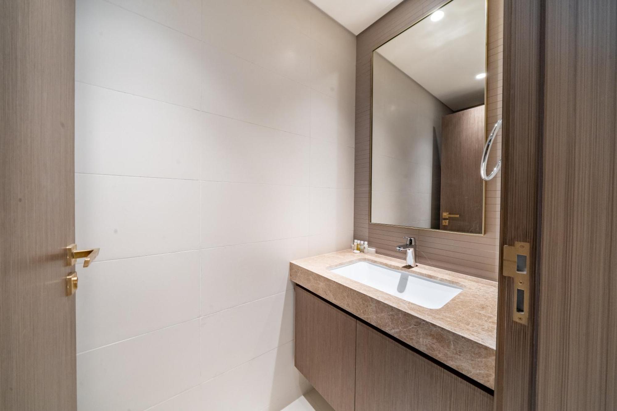 Homes & Beyond I Contemporary 2br With Sea View Dubaï
