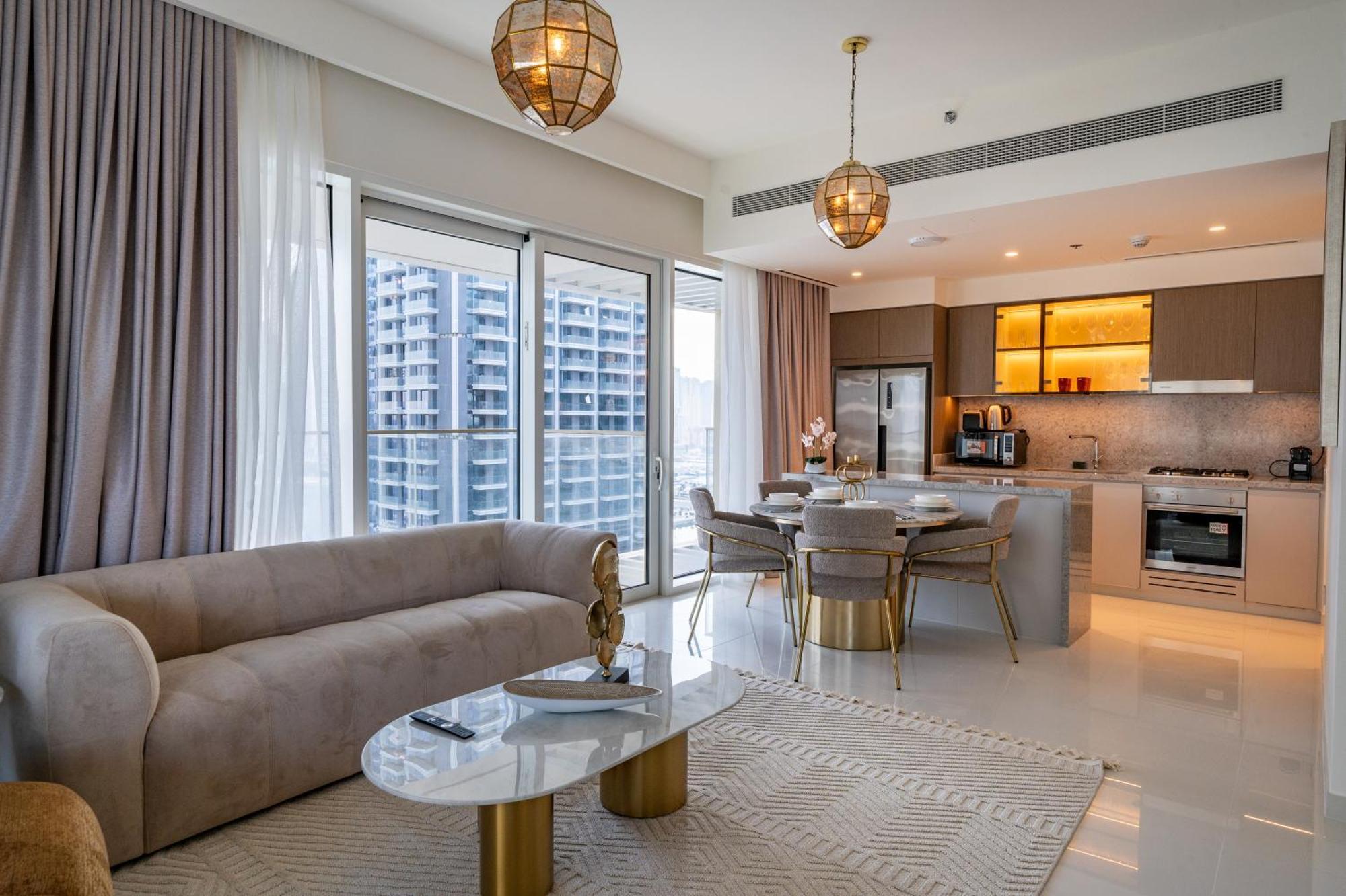 Homes & Beyond I Contemporary 2br With Sea View * Dubaï