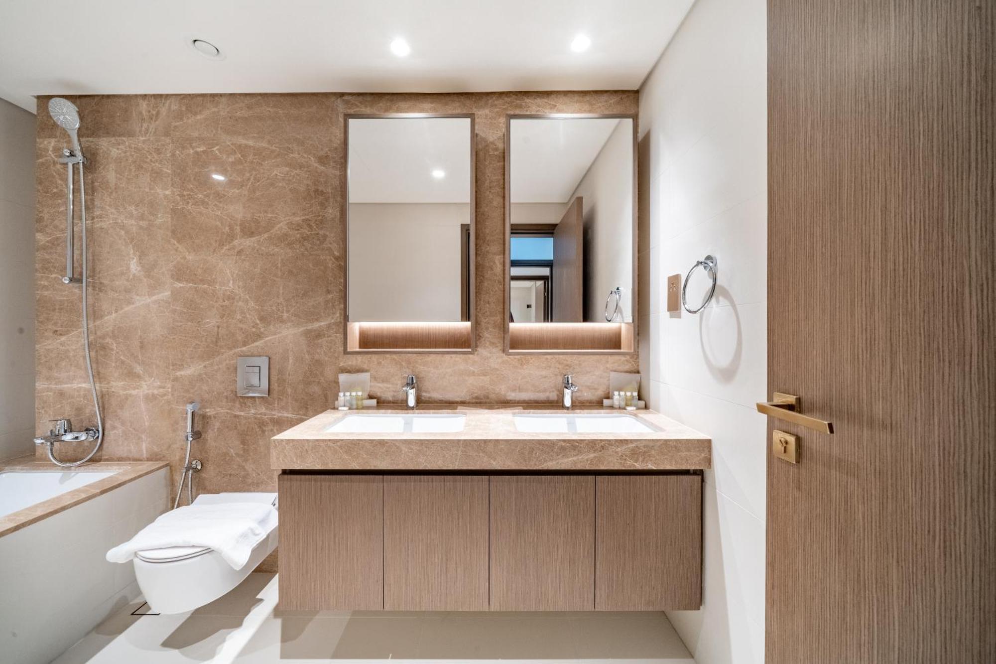 Homes & Beyond I Contemporary 2br With Sea View Dubaï