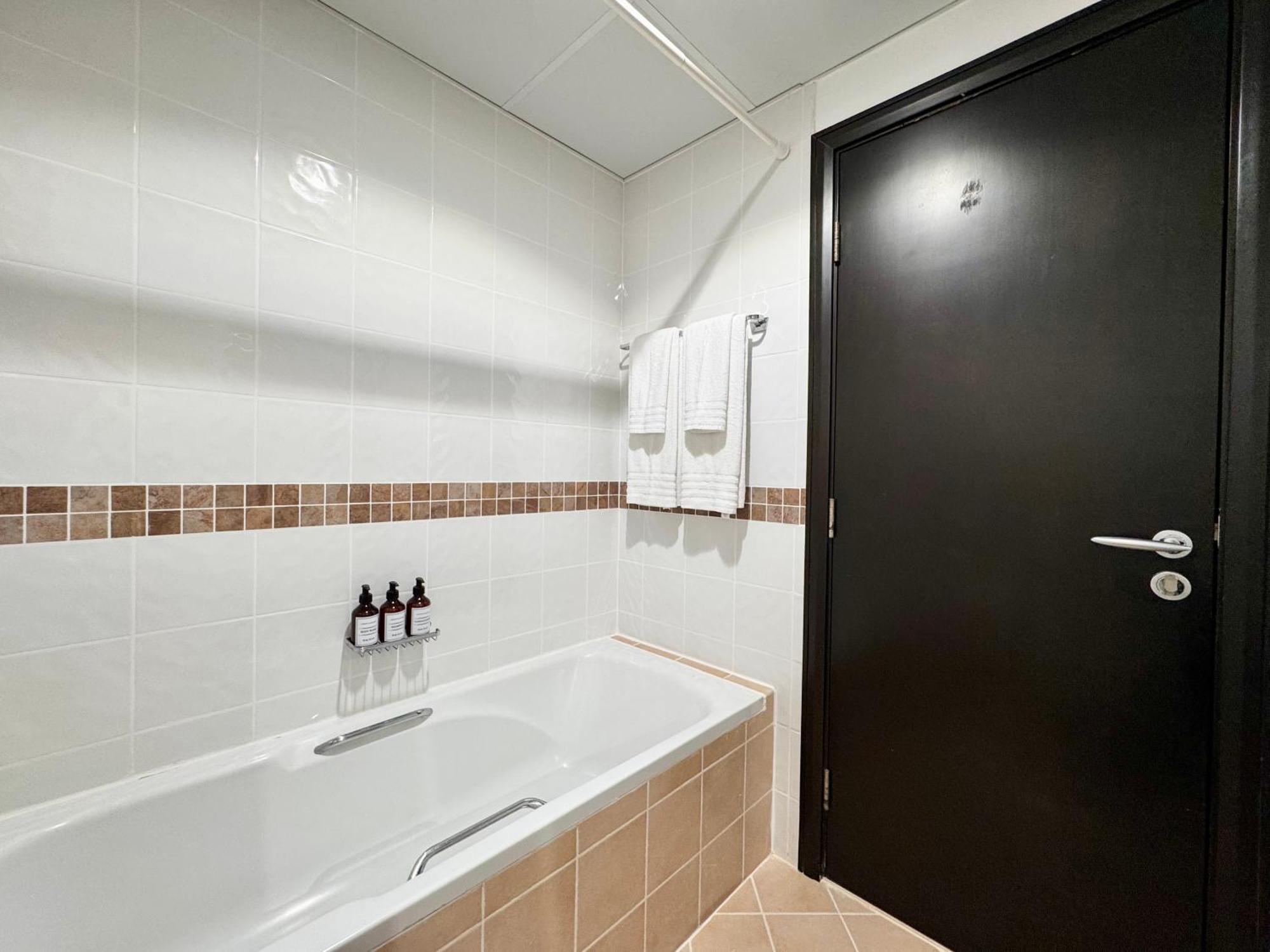 2 Bed In La Riviera Tower, Marina Near Metro And Mall, 12-min Walk To Jbr Beach! * Dubaï