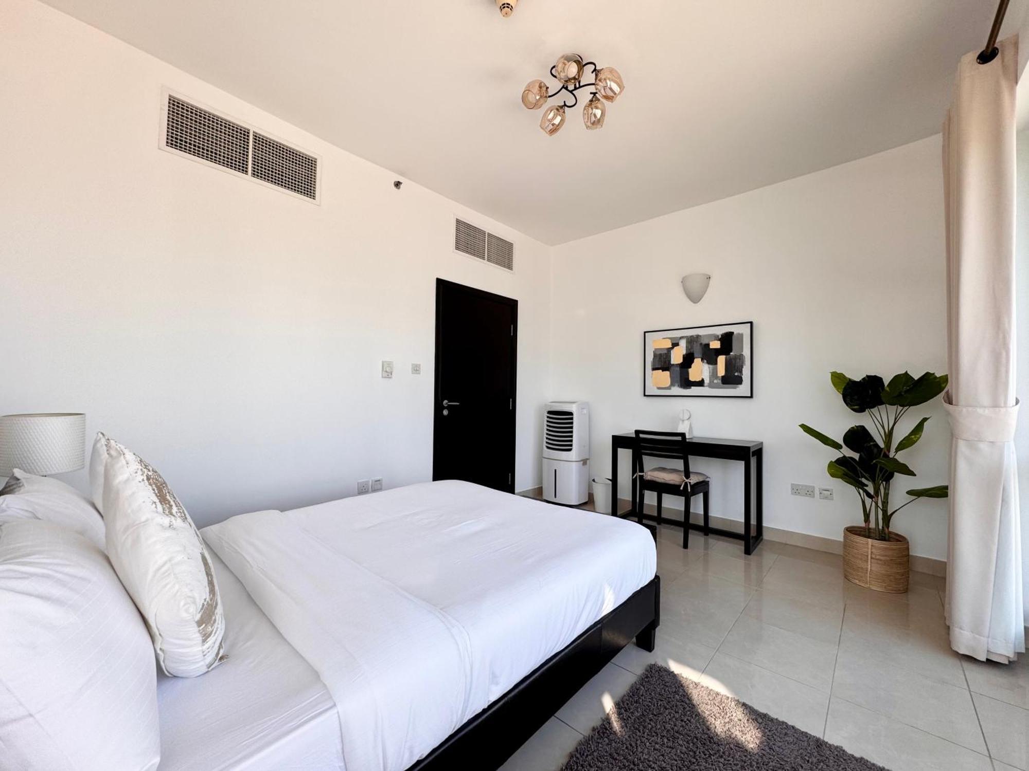 Appartamento 2 Bed In La Riviera Tower, Marina Near Metro And Mall, 12-min Walk To Jbr Beach!