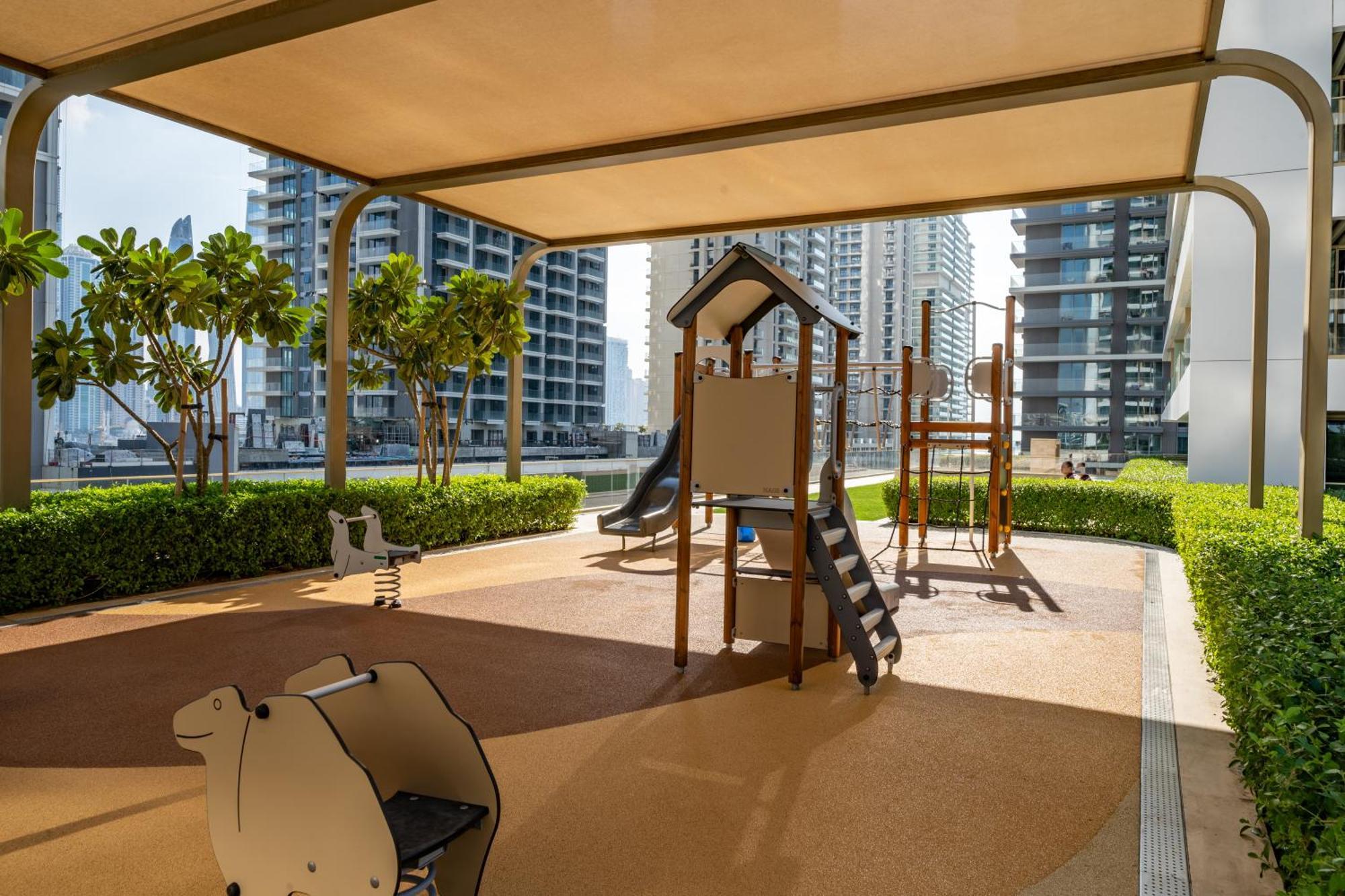 Homes & Beyond I Pristine 2br With Waterfront View *