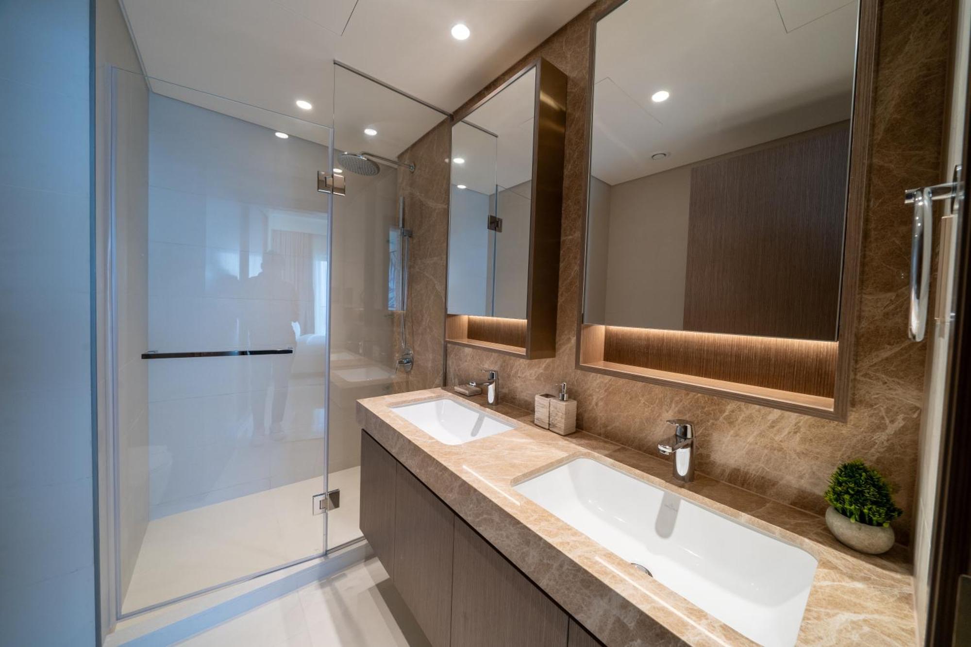 Homes & Beyond I Pristine 2br With Waterfront View Appartement