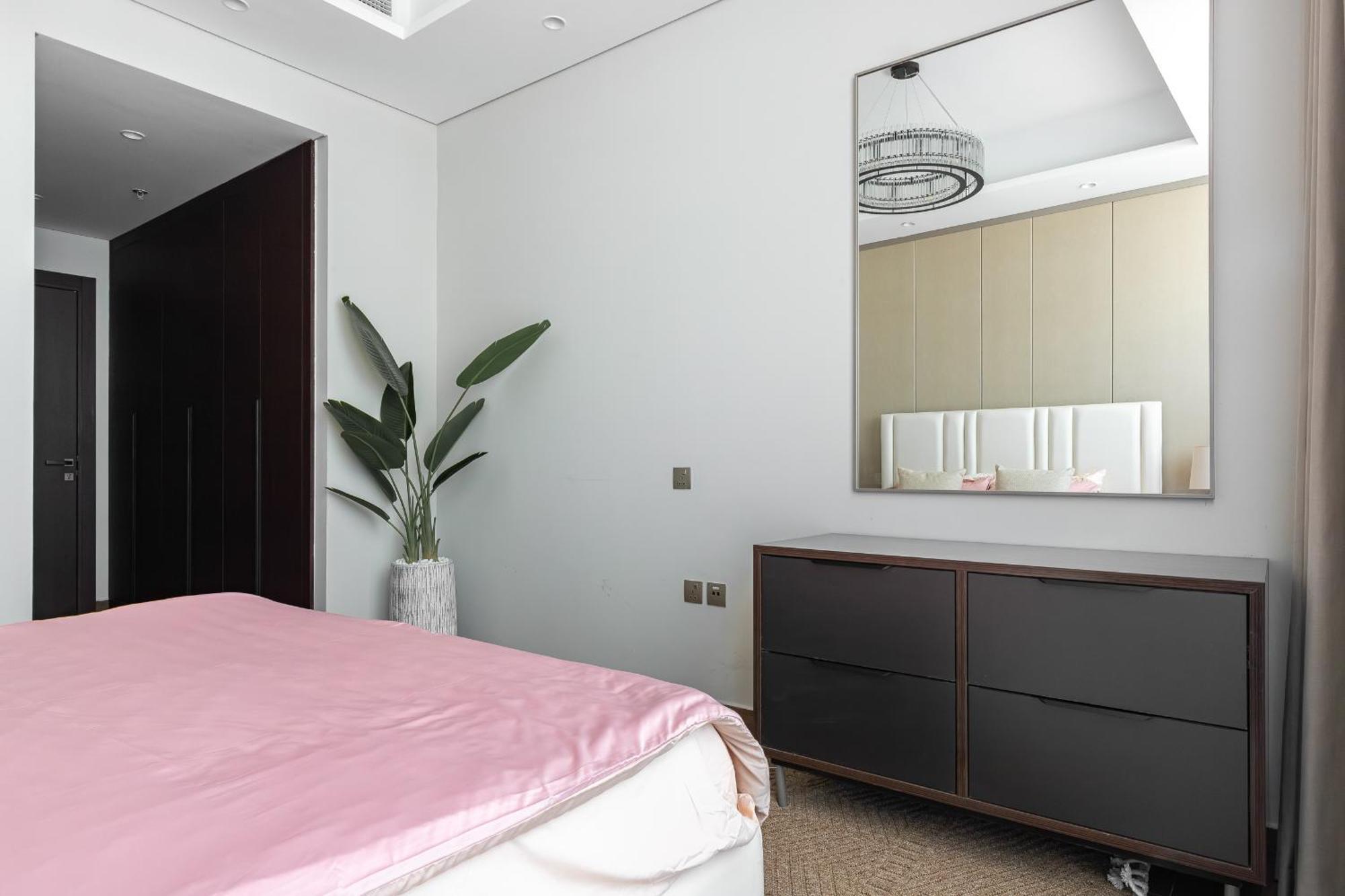 Simply Comfort At Nobles Tower Luxury Burj View Apartemen Dubai