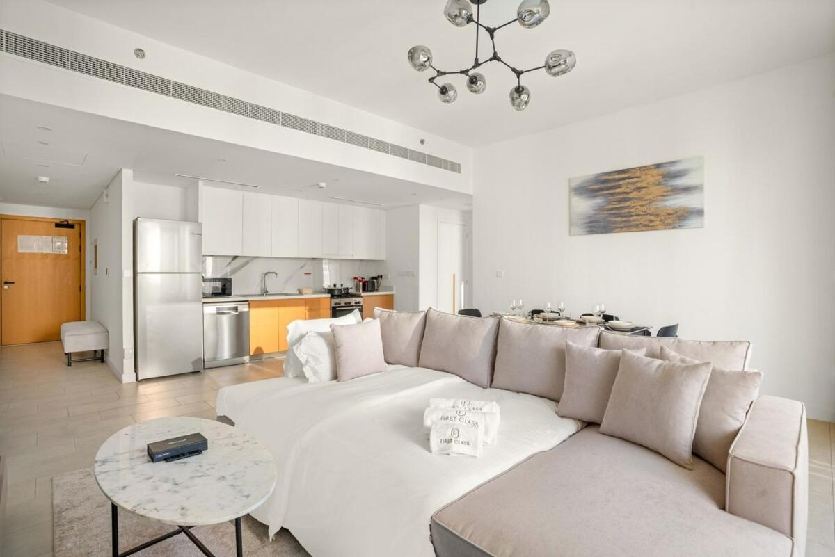 Apartemen First Class 1br Luxury Beachfront In La Vie Dubai