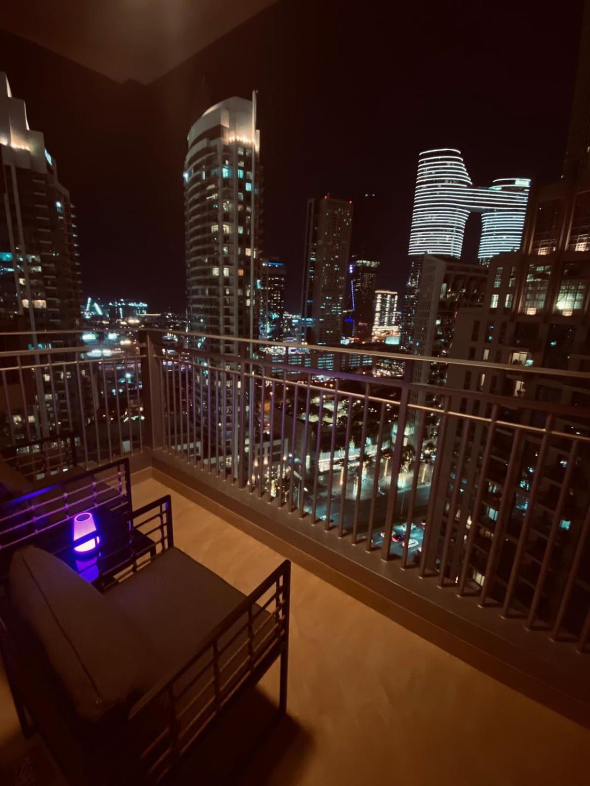 Exceptional Master - Near And Overlooking Burj Khalifa - Host Has Access To Living Space Dubaï