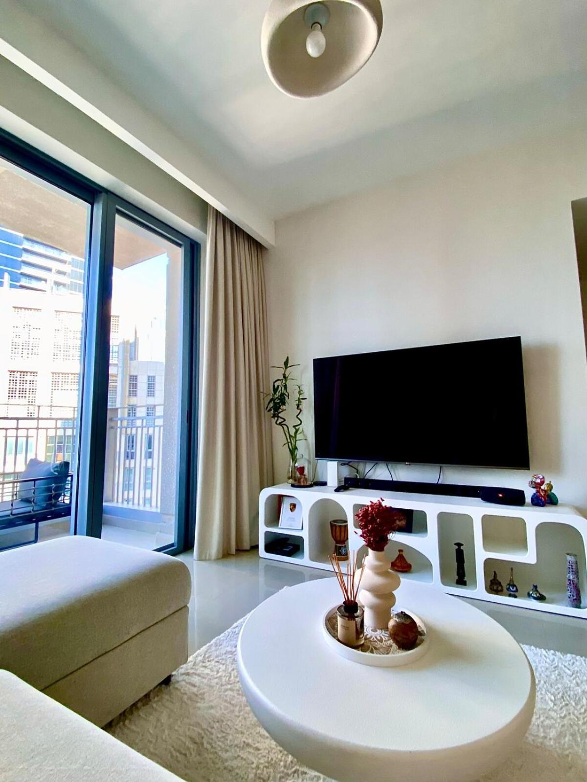 Exceptional Master - Near And Overlooking Burj Khalifa - Host Has Access To Living Space Séjour chez l'habitant