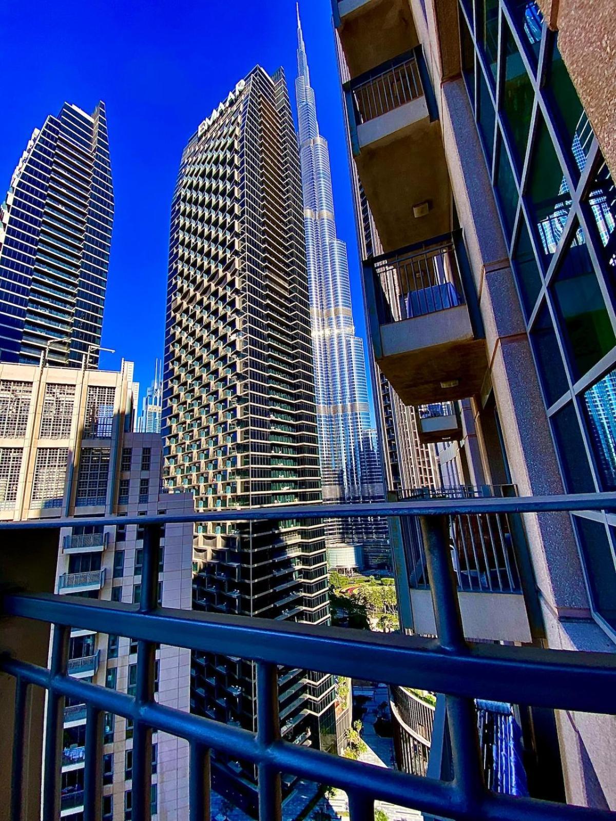 Exceptional Master - Near And Overlooking Burj Khalifa - Host Has Access To Living Space Séjour chez l'habitant