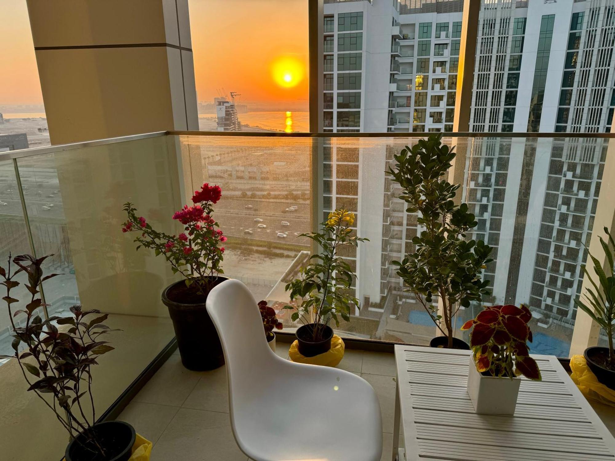 Farhad Azizi Al Jaddaf Sleek Appartement *