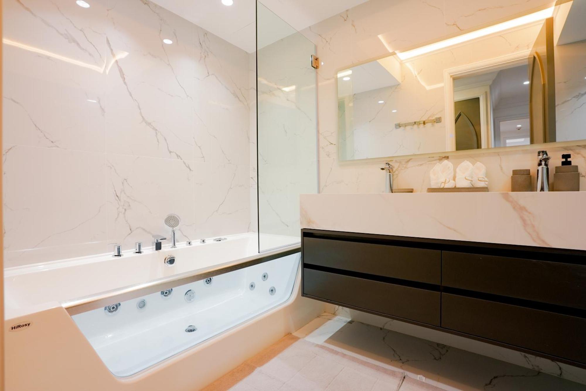 Luxurious 2 Bedroom With Mall Fountain View Facing Burj Khalifa