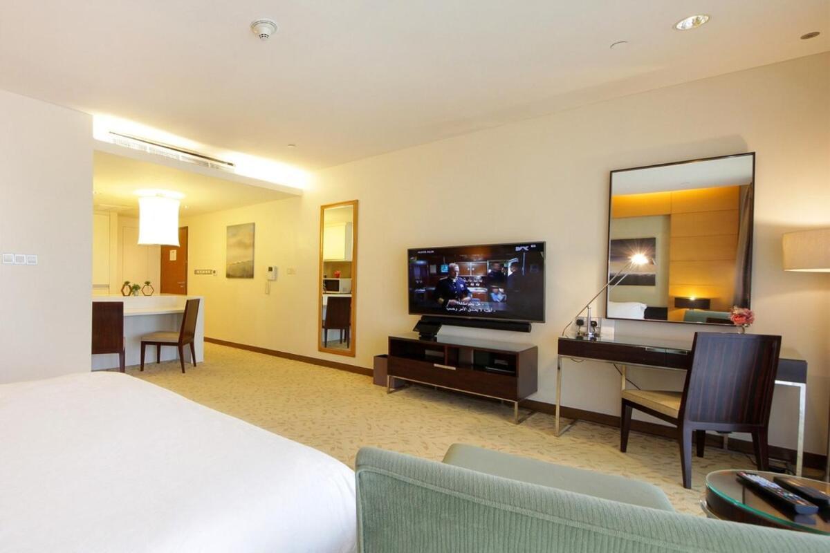 Partial Burjkhalifa View From Balcony In Mall-studio King Bed Apartamento Dubái