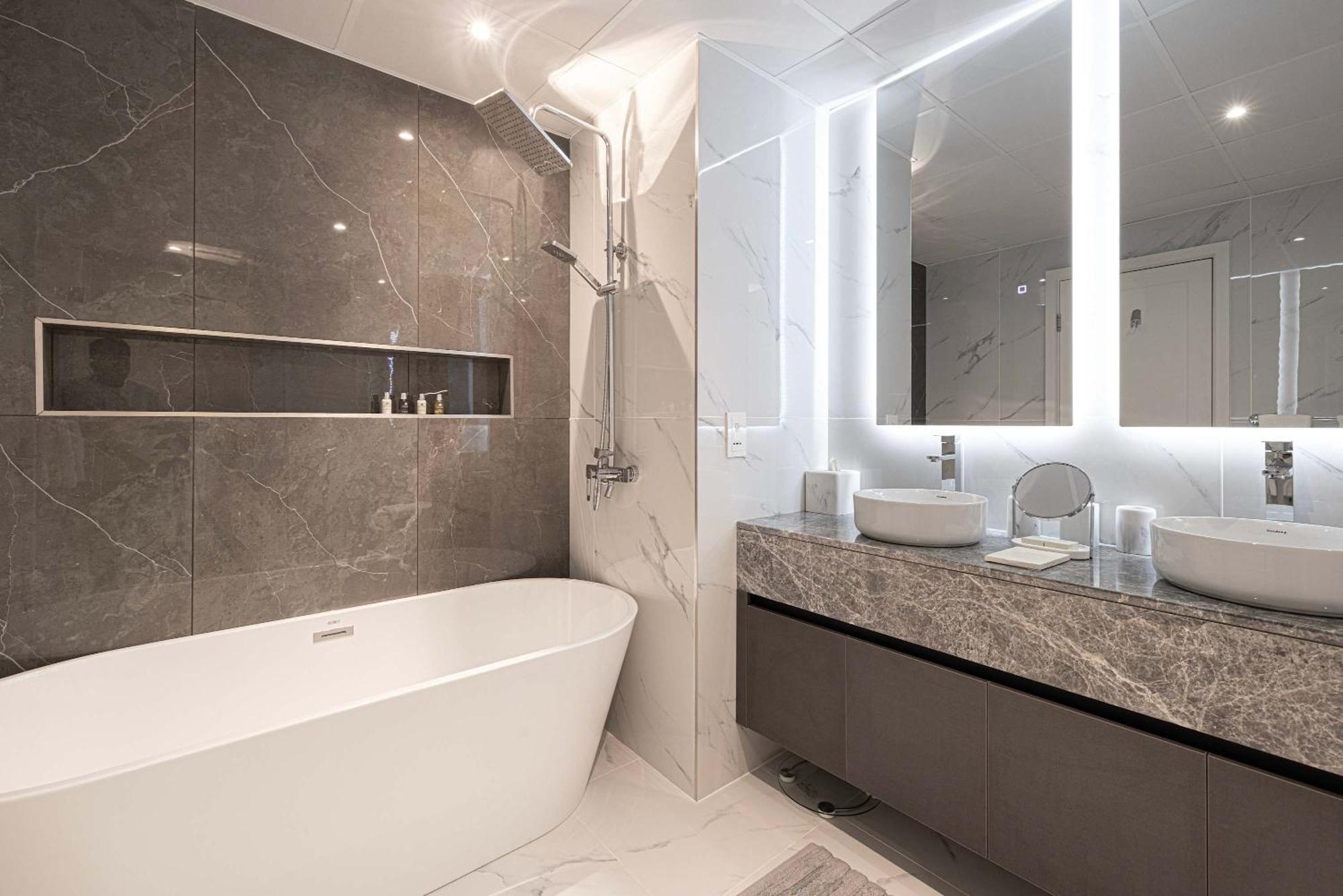 Appartamento Downtown Sanctuary Iconic Burj Views & Luxury Living *