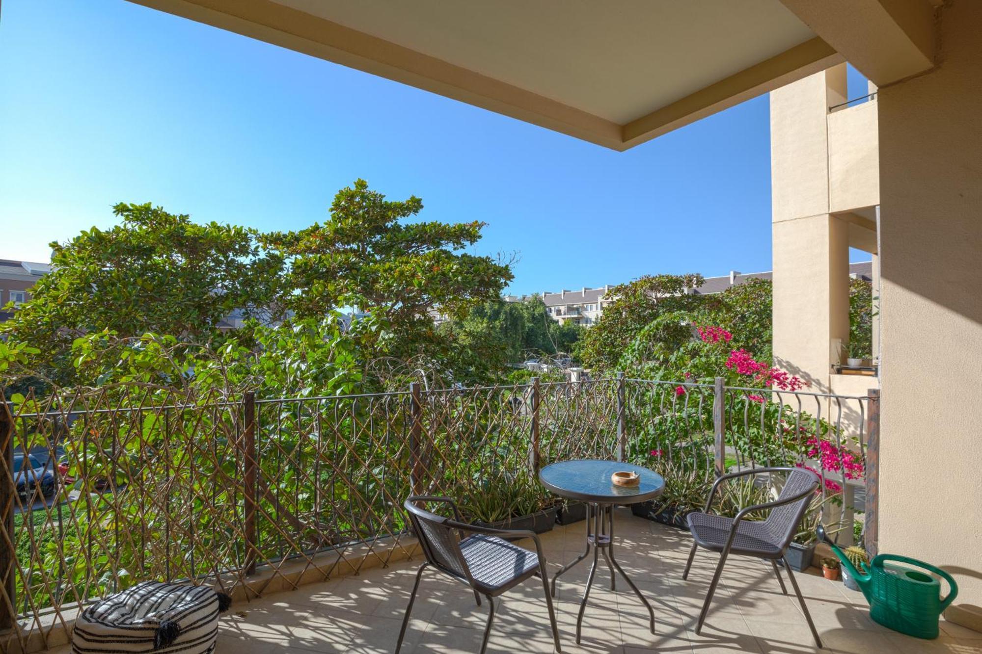 Spacious In A Oasis Appartement