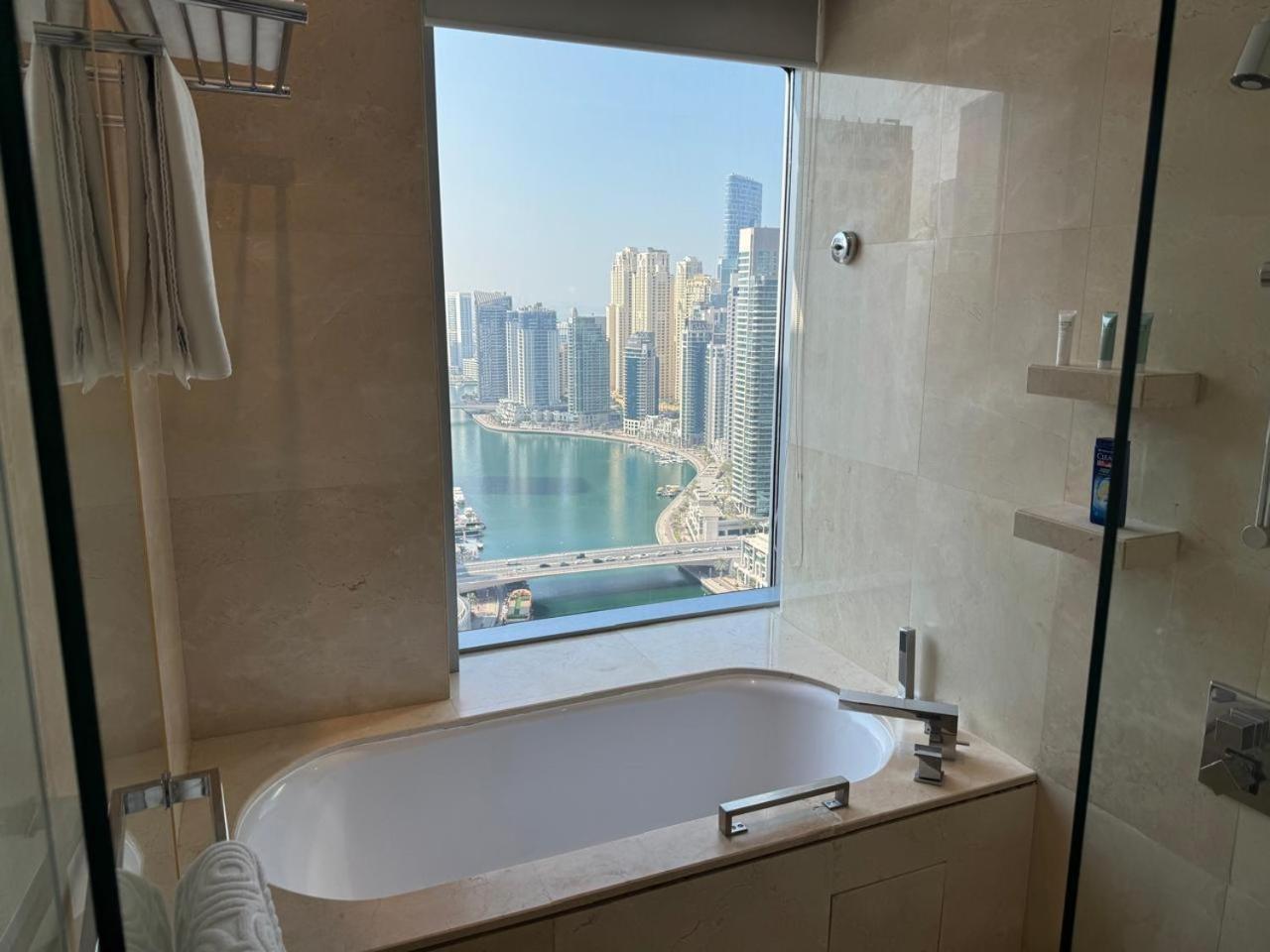 Stylish Retreat In Marina Prime Location & Stunning Views Appartement Dubaï