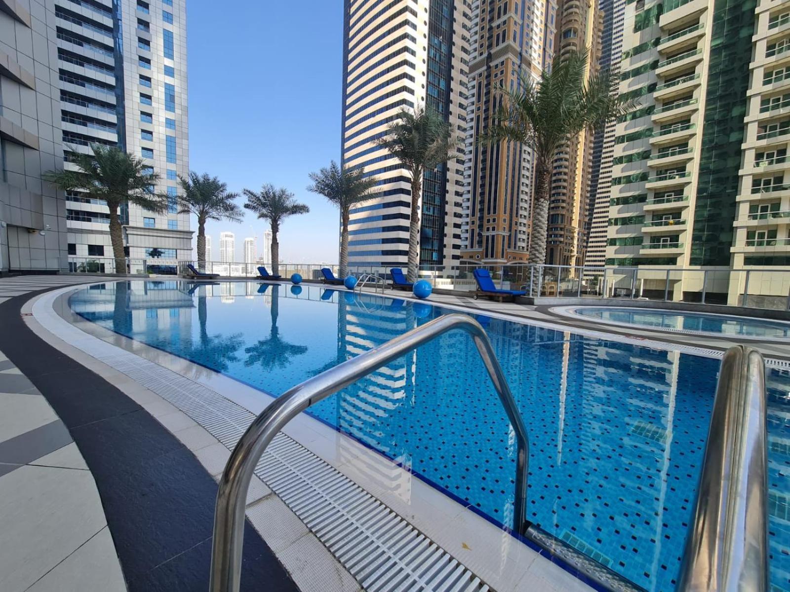 Classy Upgraded High Floor Prime Location * Dubaï