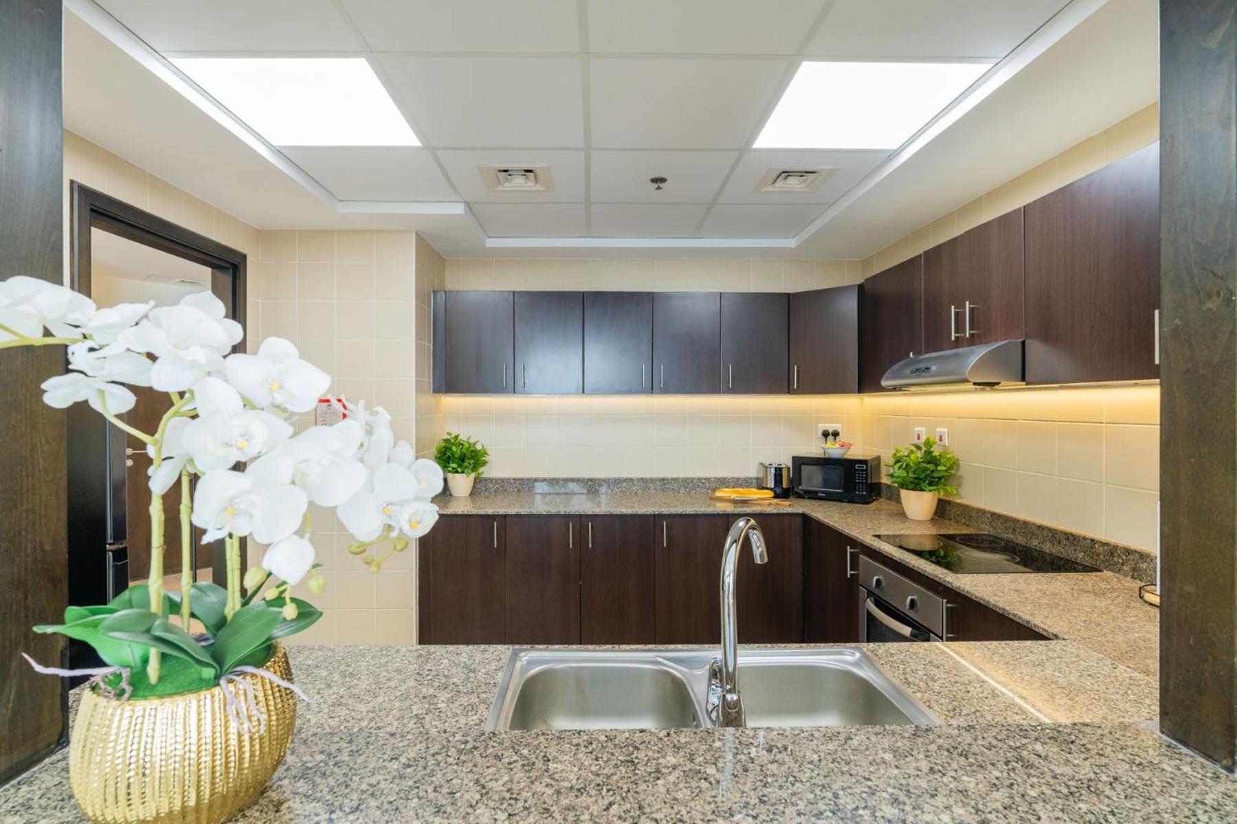 Classy Upgraded High Floor Prime Location Appartement