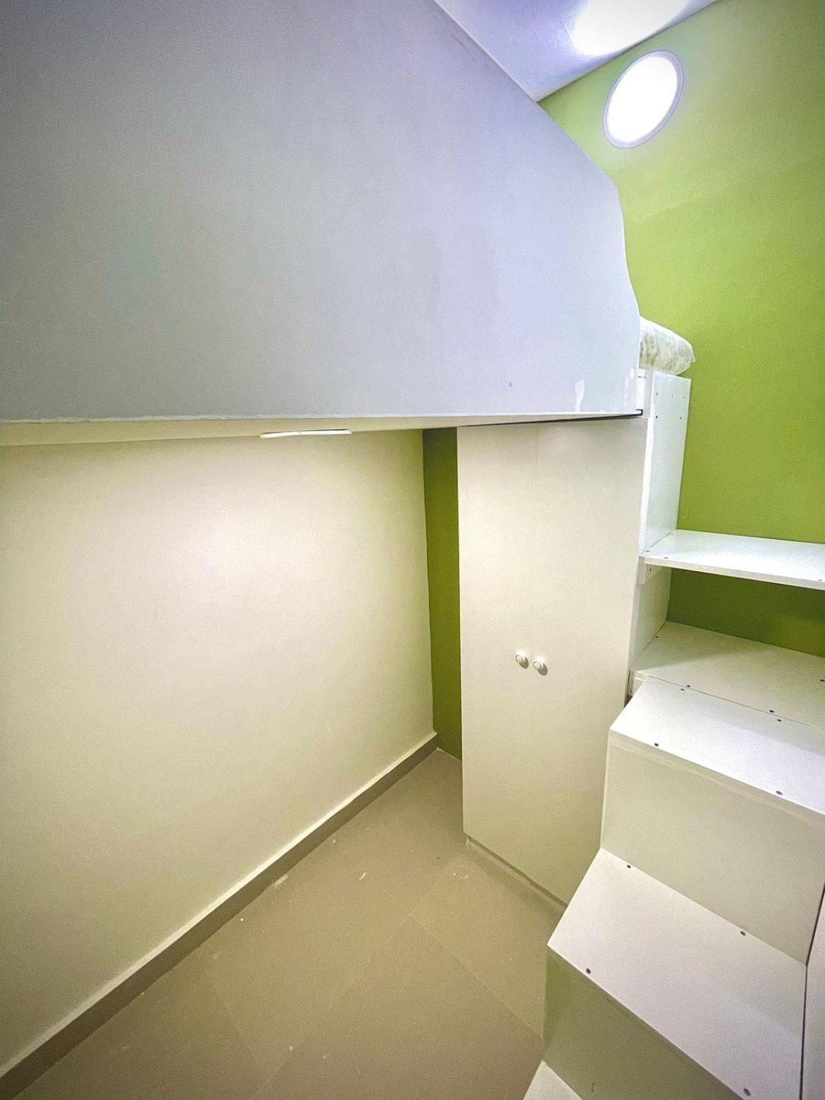Hotel cinta Partition