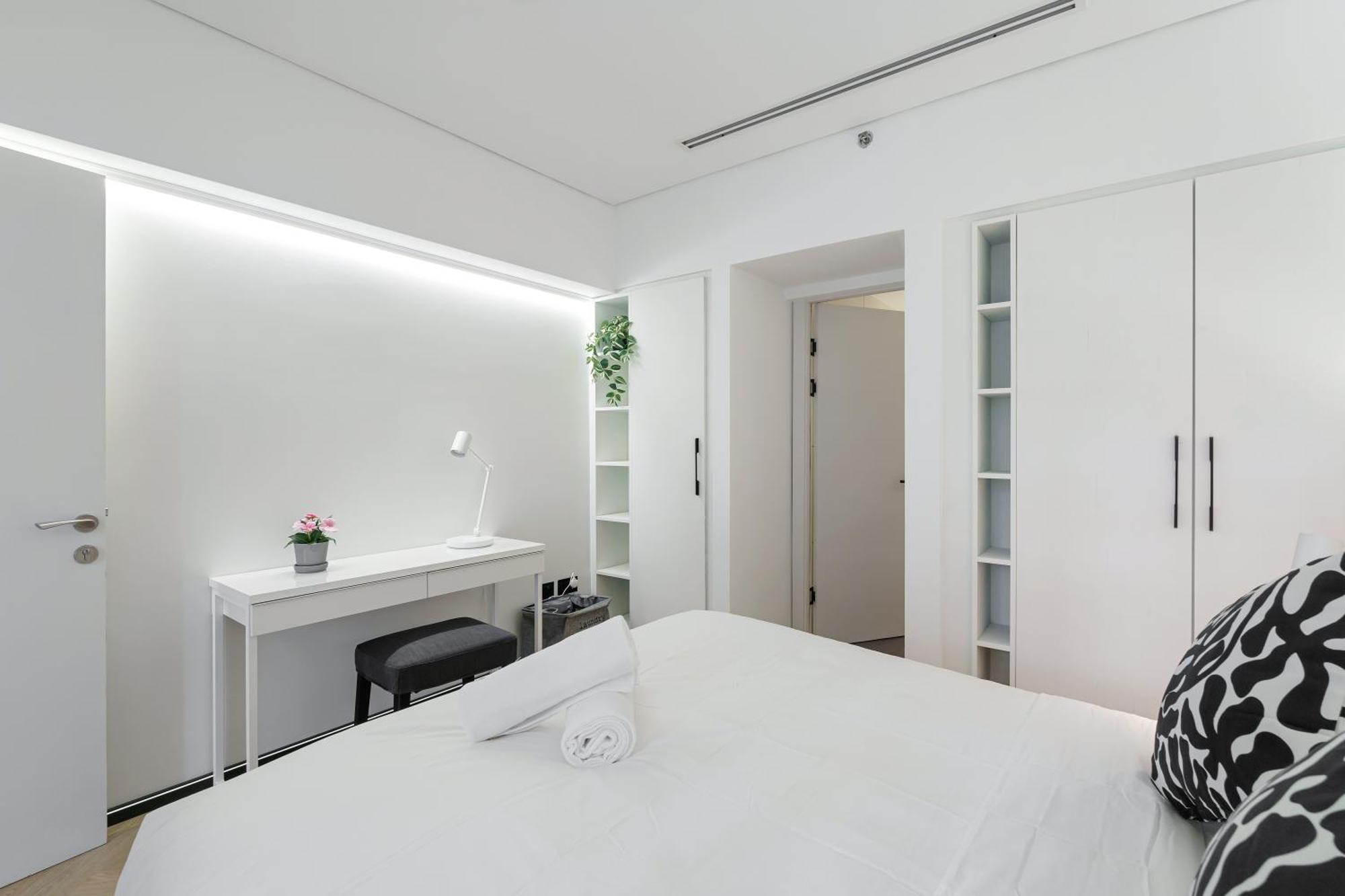1 Bedroom Exquisite Urban Living In Downtown Appartement
