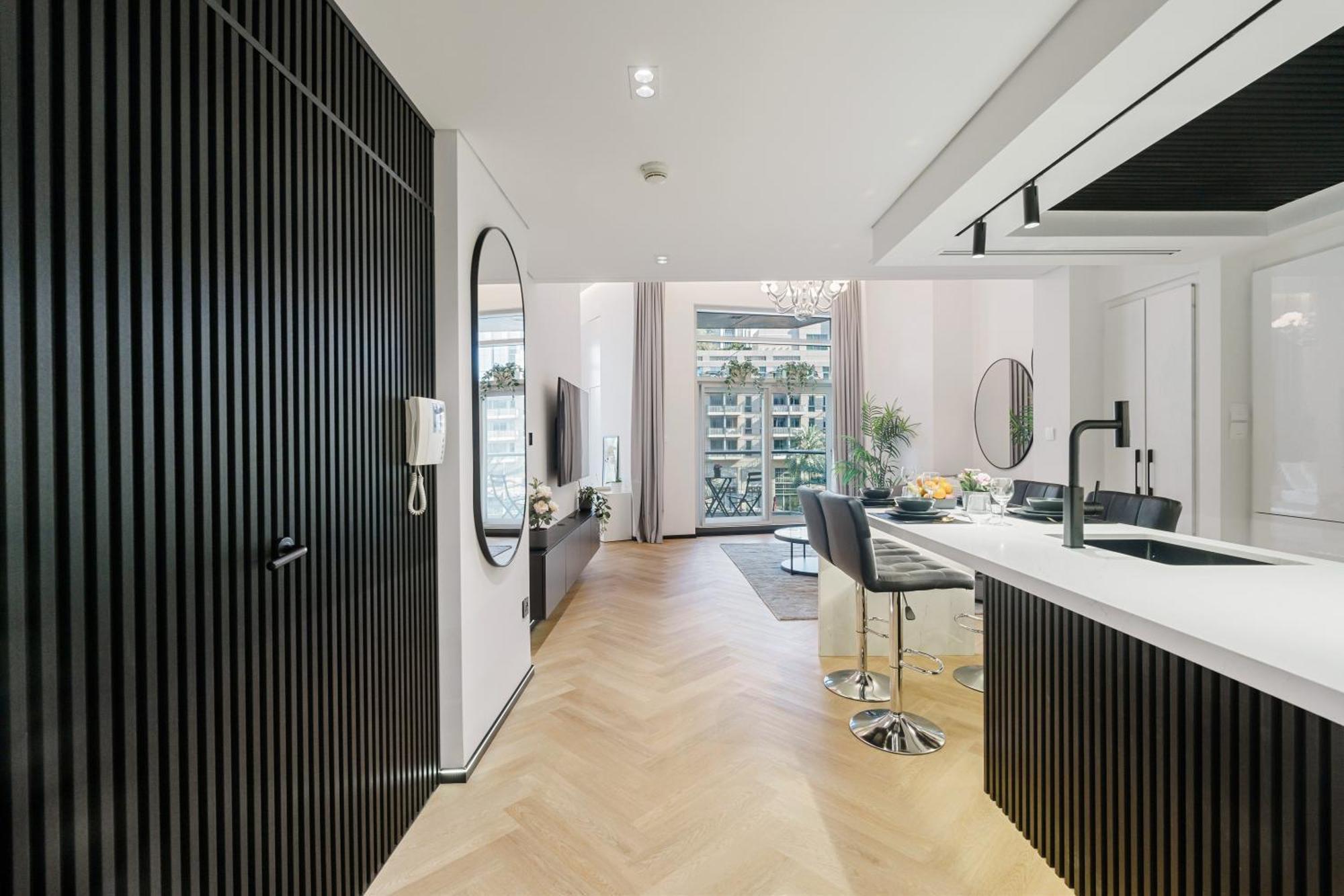 1 Bedroom Exquisite Urban Living In Downtown Appartement