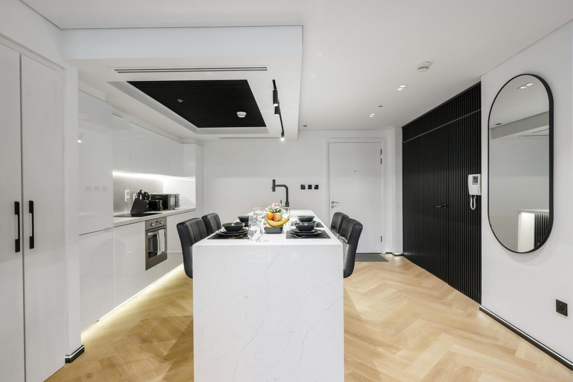 1 Bedroom Exquisite Urban Living In Downtown Appartement