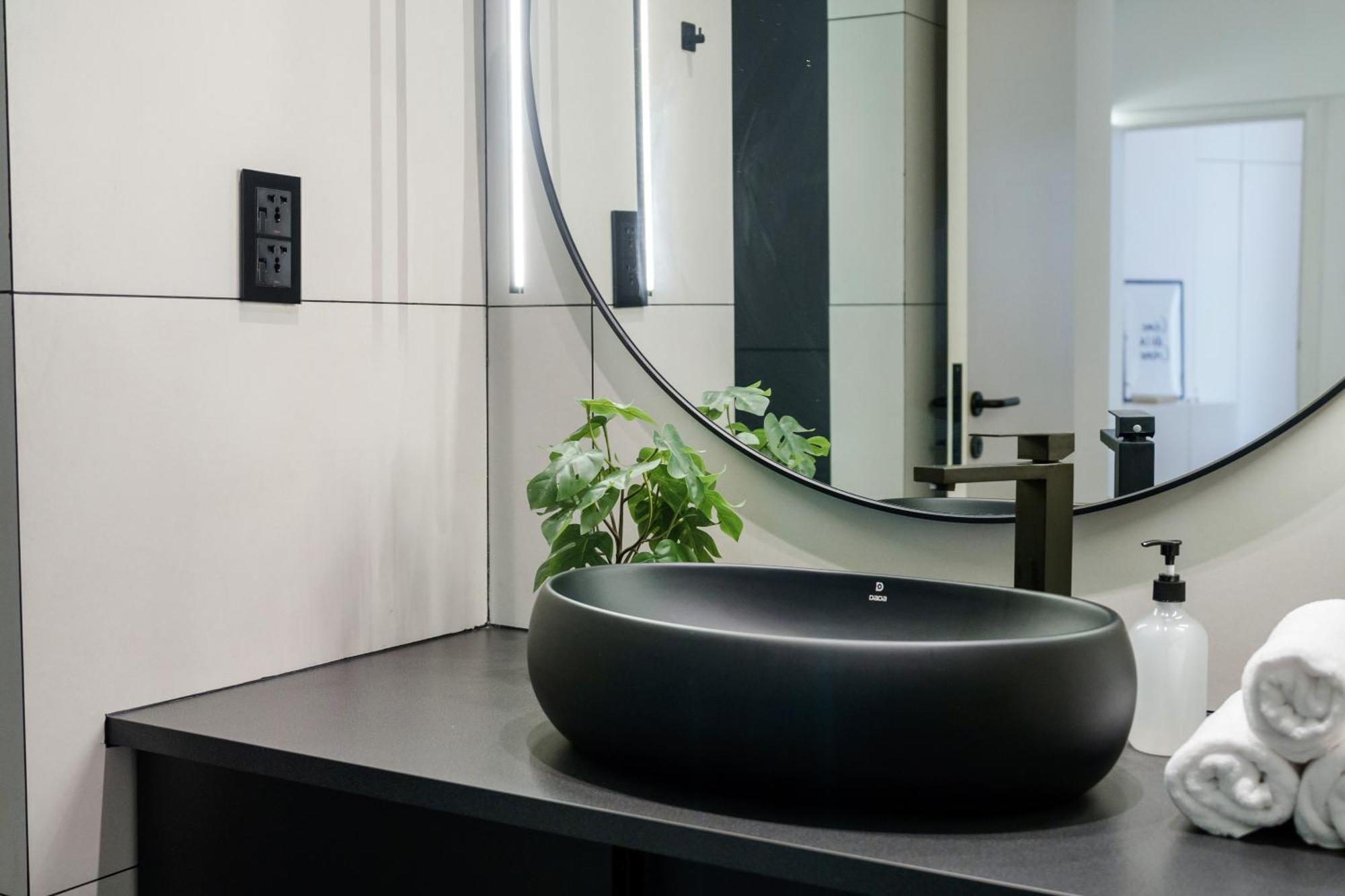 1 Bedroom Exquisite Urban Living In Downtown *