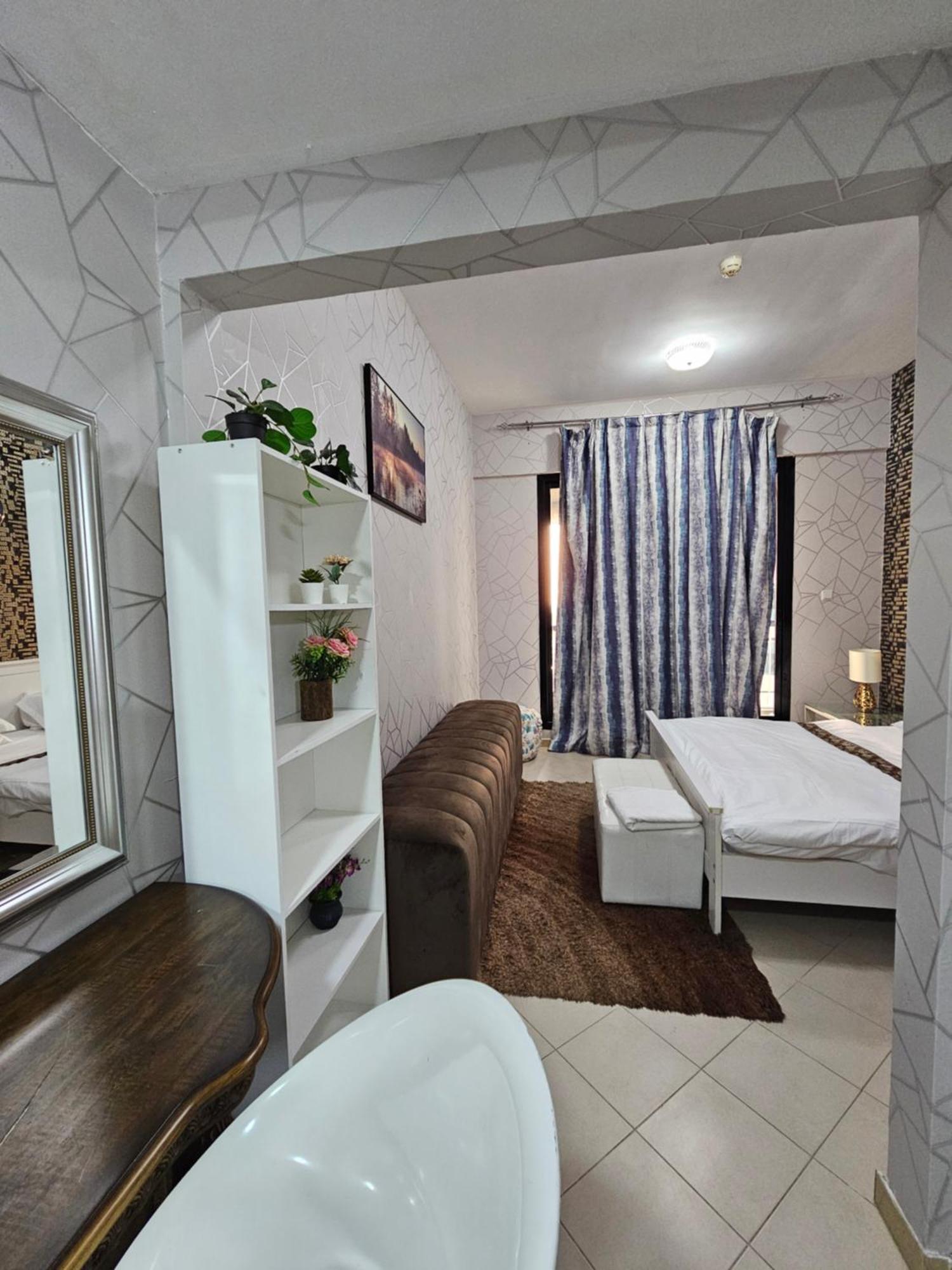 Apartment Peaceful 2 Bedroom Hall Unit In Marina Dubai