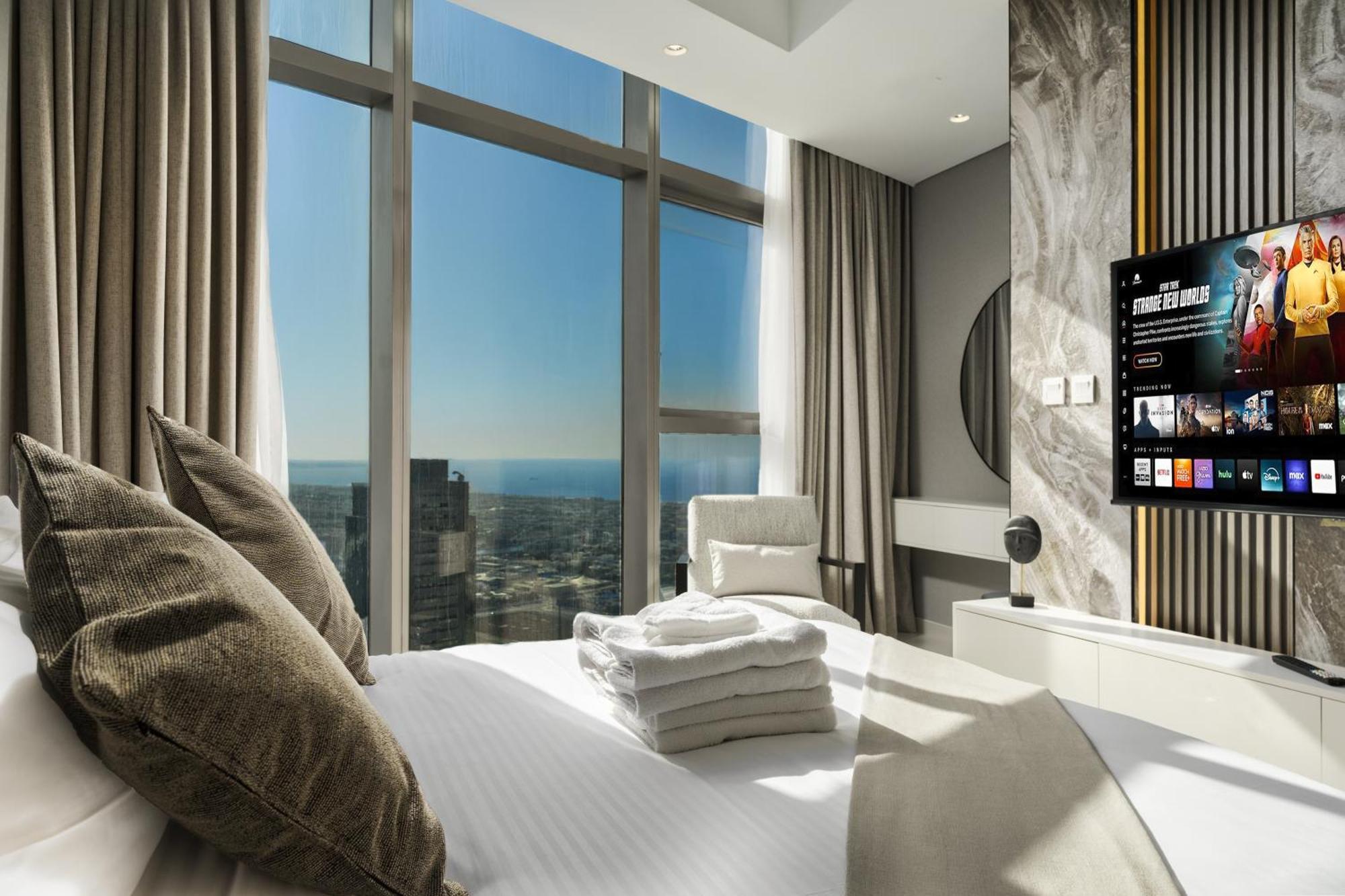 Scenic Infinity Pool With Burj Khalifa Views Dubái