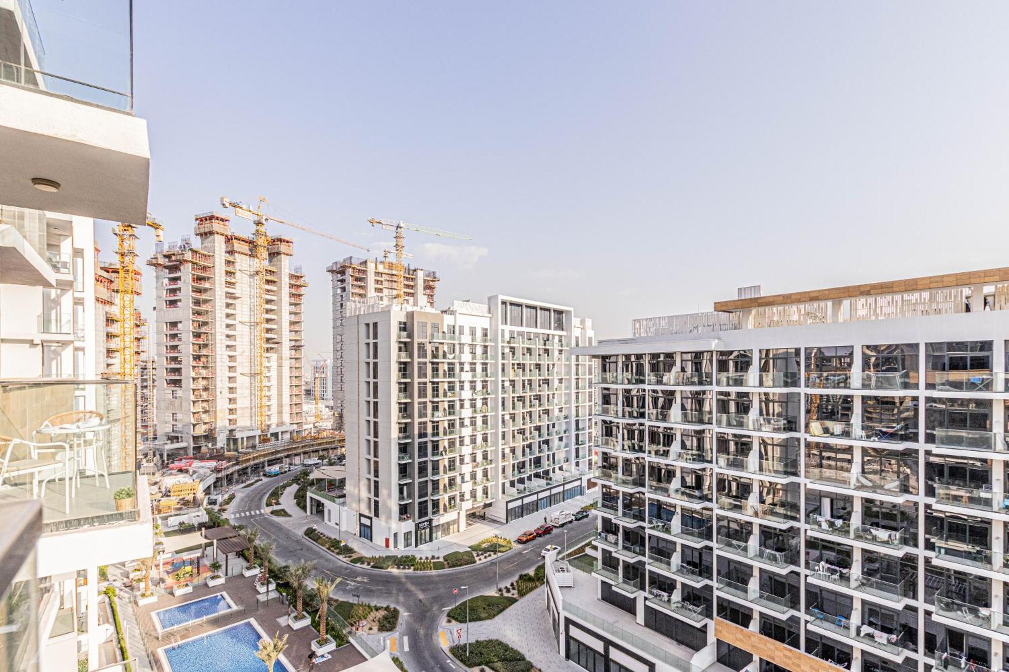 Apartemen Luxurious 1br Living In Azizi Riviera 39 Dubai