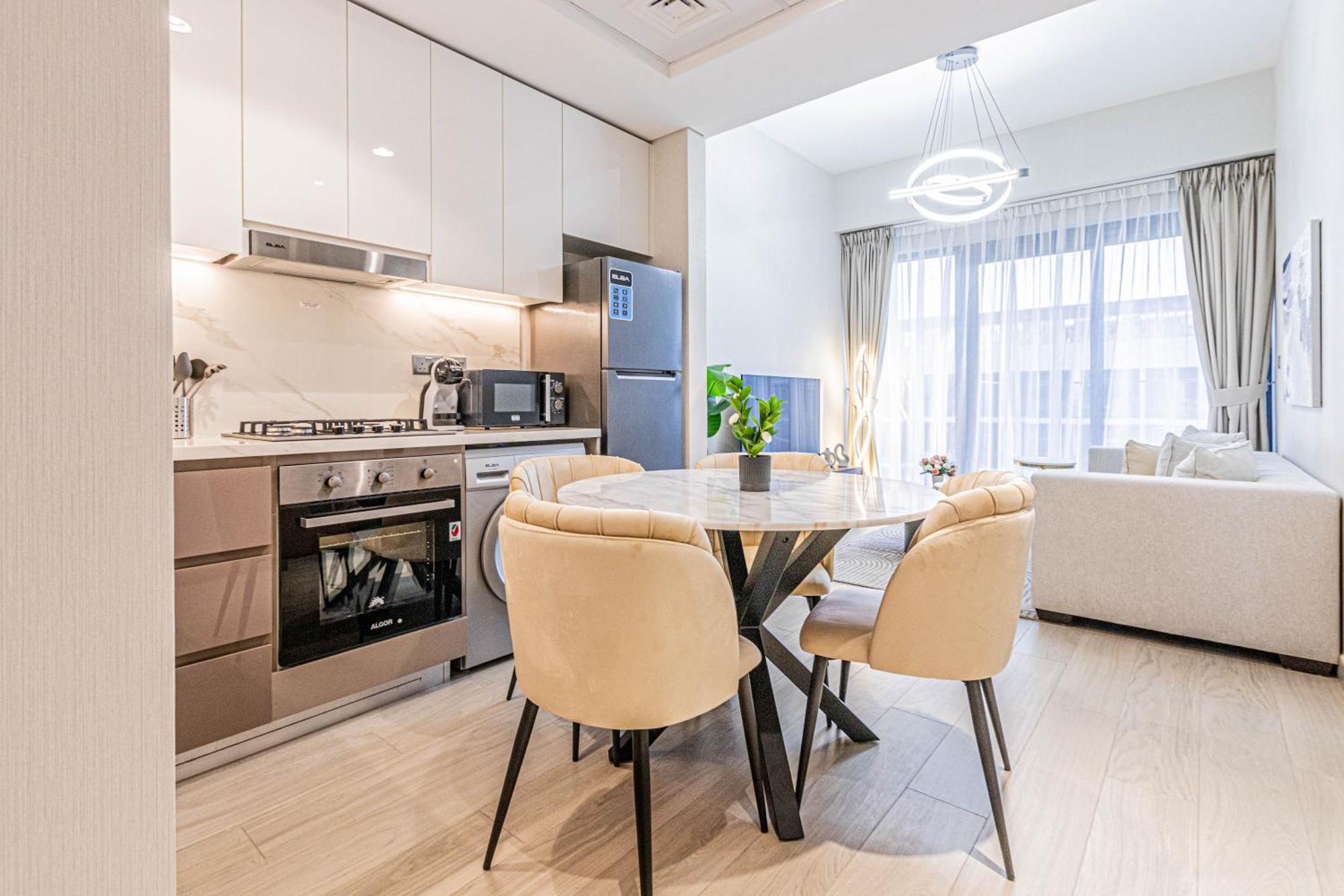 Apartemen Luxurious 1br Living In Azizi Riviera 39 *