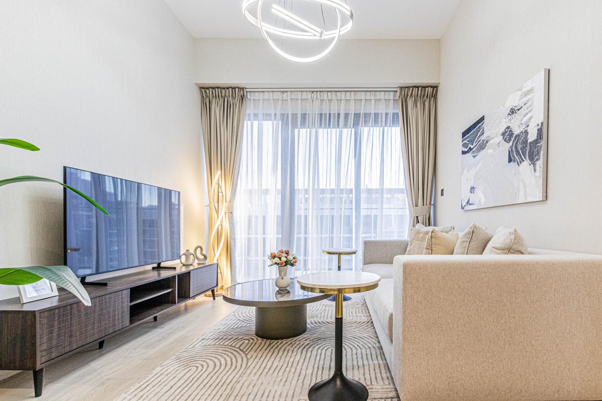 Luxurious 1br Living In Azizi Riviera 39 Apartemen *