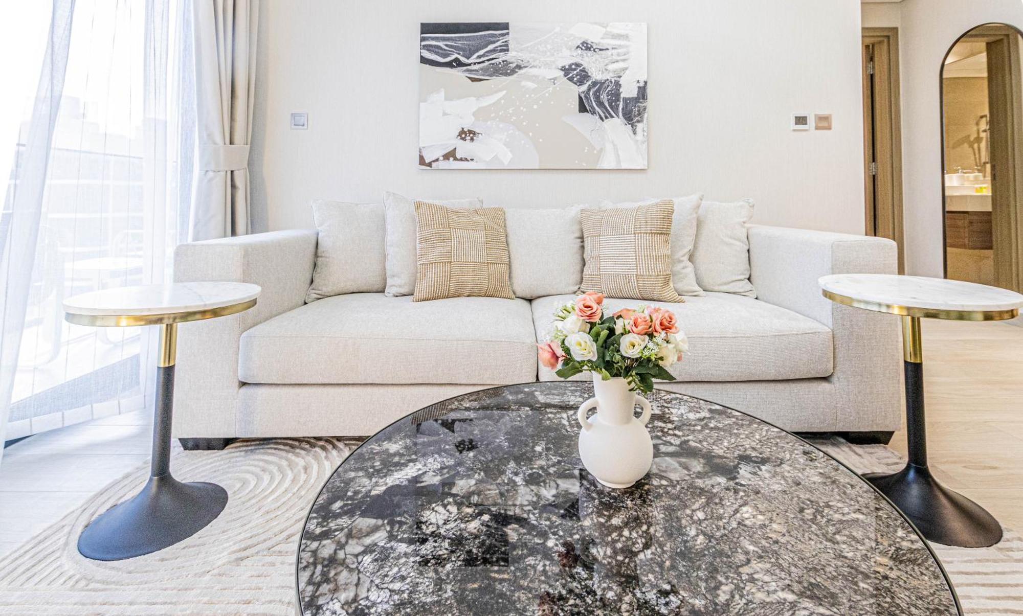 Luxurious 1br Living In Azizi Riviera 39 Dubái