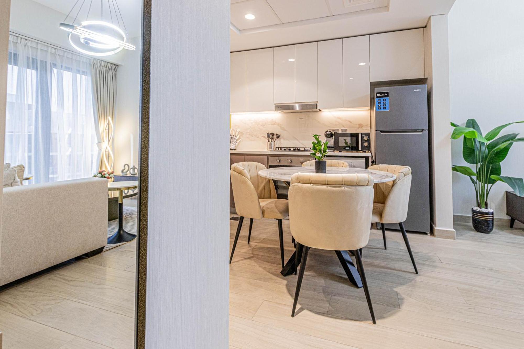 Luxurious 1br Living In Azizi Riviera 39 Apartemen *