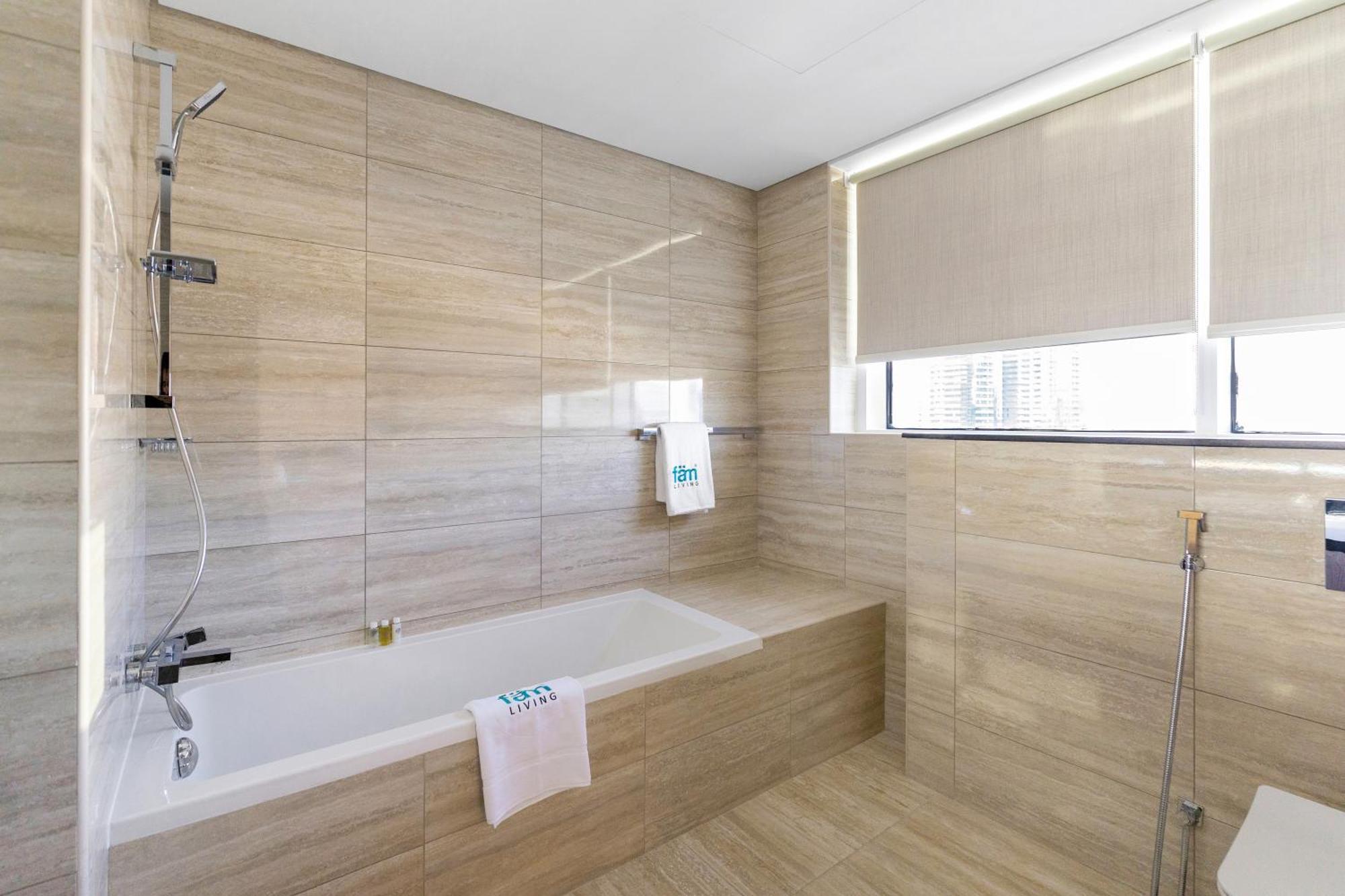Fam Living Contemporary 2br Oasis Waterfront Comfort Close To Downtown Dubaï