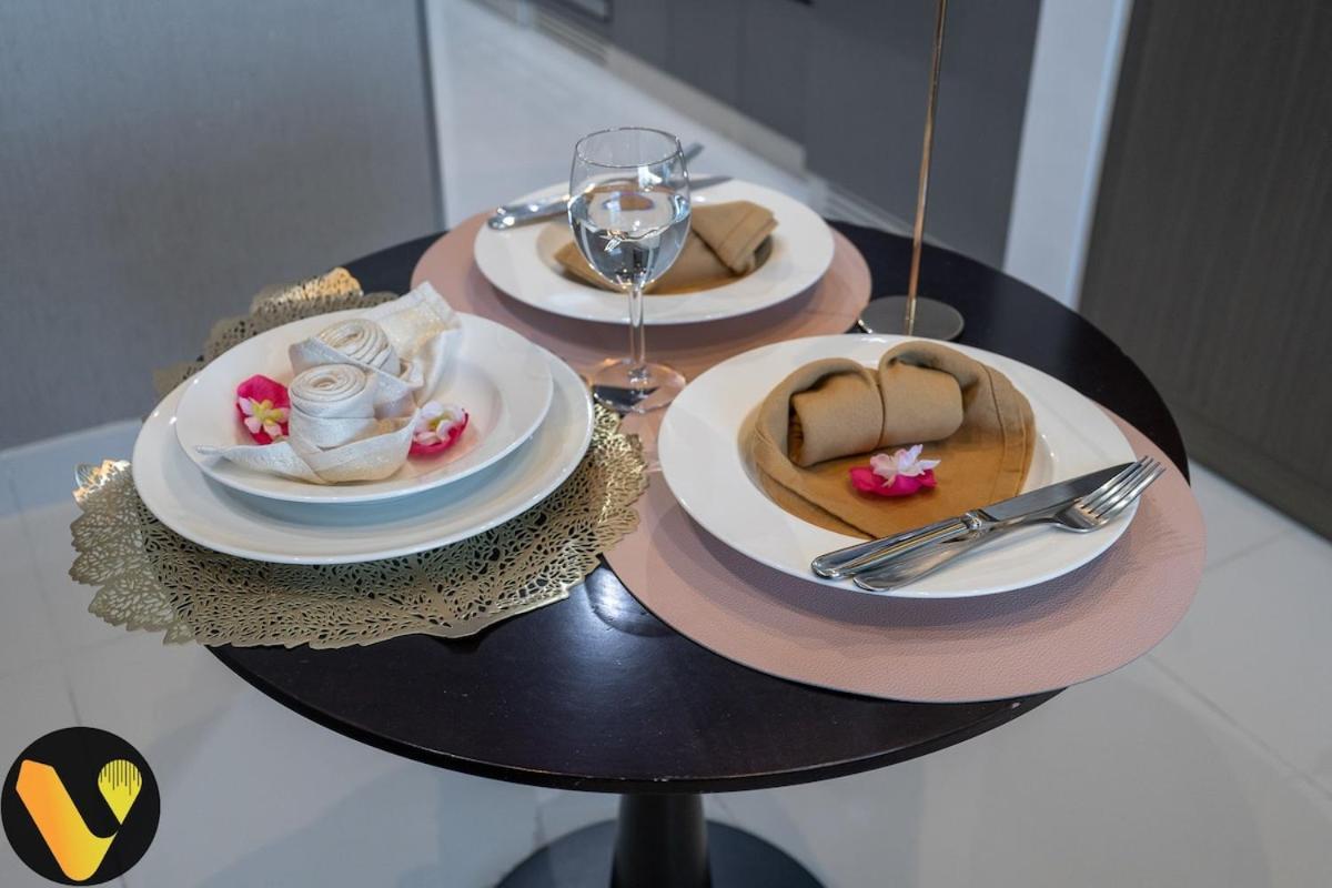 Vogue Damac Maison Prive 27th Floor With Balcony & Pool With Canal View Prime Business Bay Location, Steps From Downtown & Burj Khalifa Appartement *