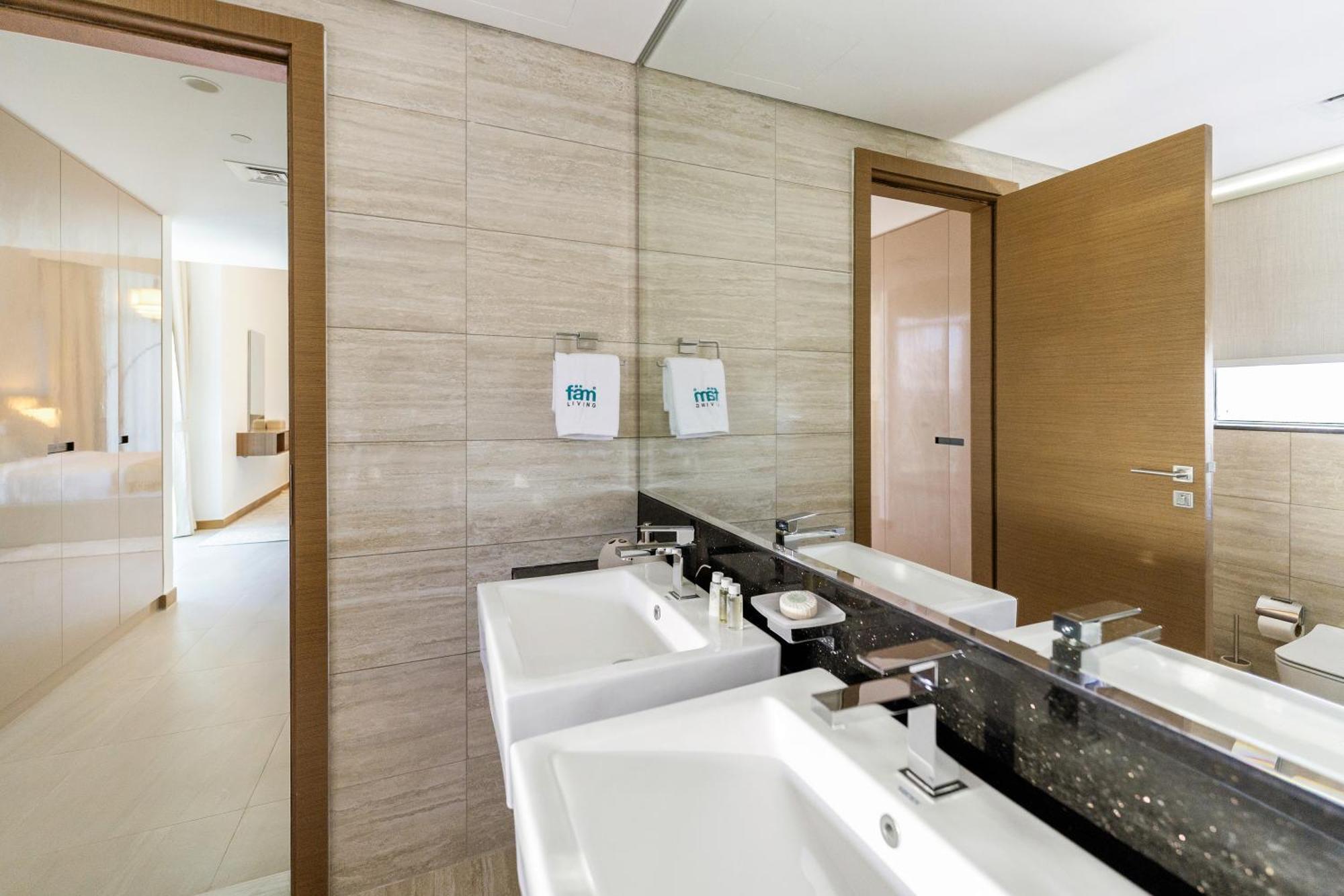 Fam Living Contemporary 2br Oasis Waterfront Comfort Close To Downtown Dubaï