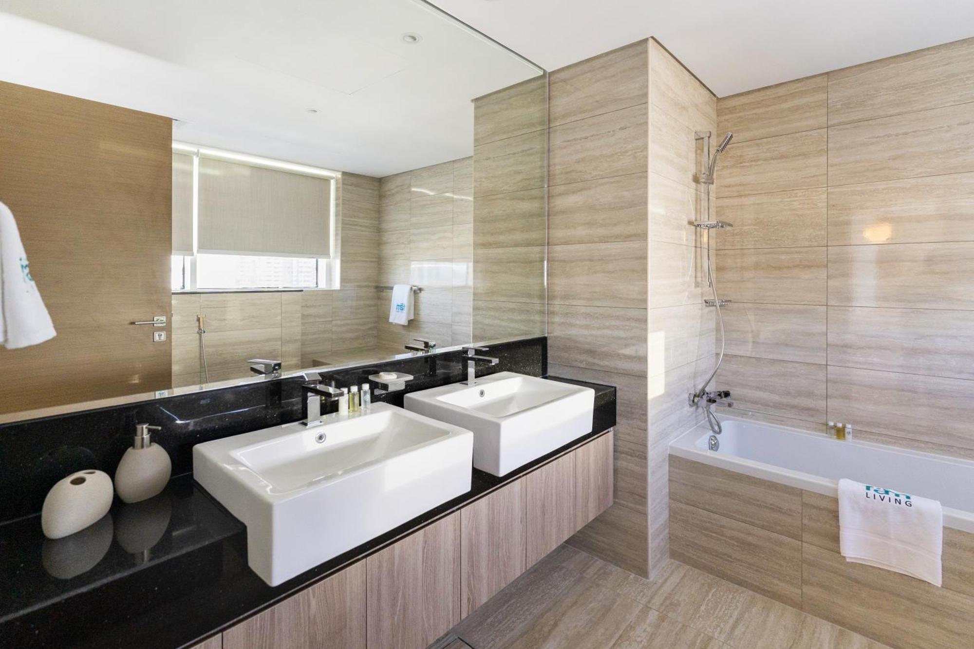 Fam Living Contemporary 2br Oasis Waterfront Comfort Close To Downtown Dubaï