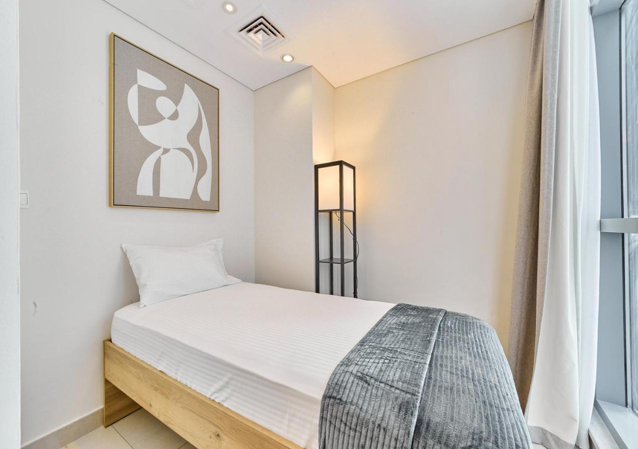 Golden Homes Luxe Living Claren Tower 1br Study Near Mall Downtown Hébergement de vacances