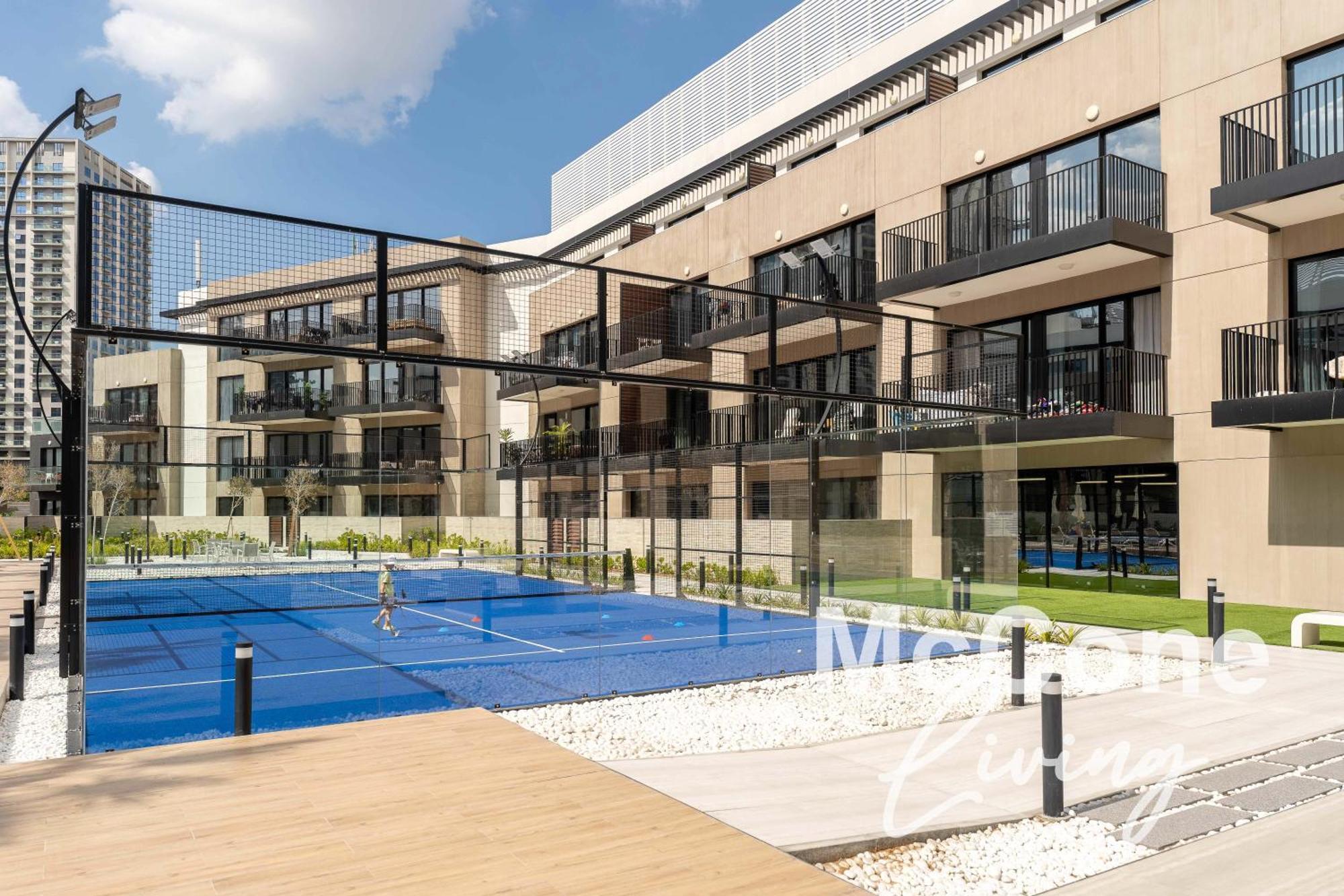 Urban With Pool & Tennis Court Dubaï
