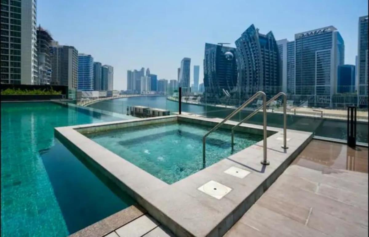 Downtown Stay With Burj Khalifa Views, Swimming Pool,Steam,Sauna,Gym In The Heart Of Business Bay Appartement Dubaï