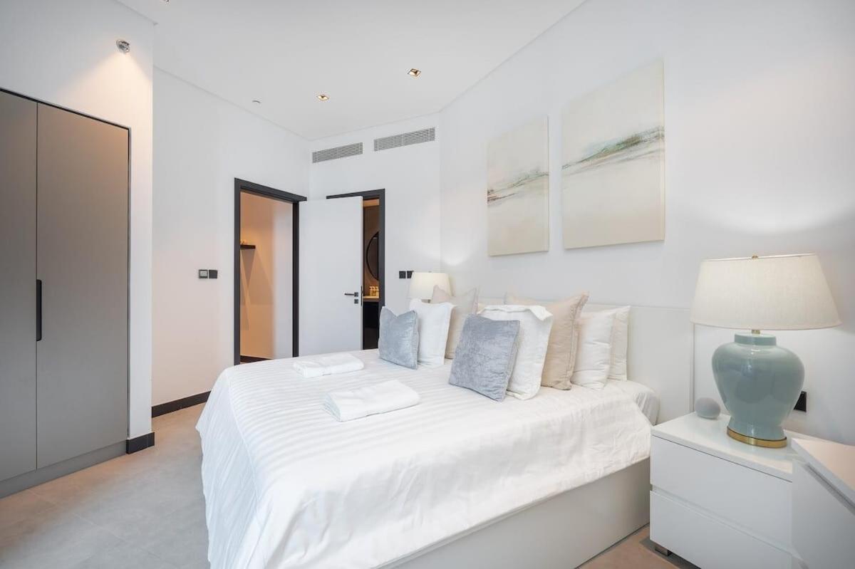 Downtown Stay With Burj Khalifa Views, Swimming Pool,Steam,Sauna,Gym In The Heart Of Business Bay Apartment Dubai