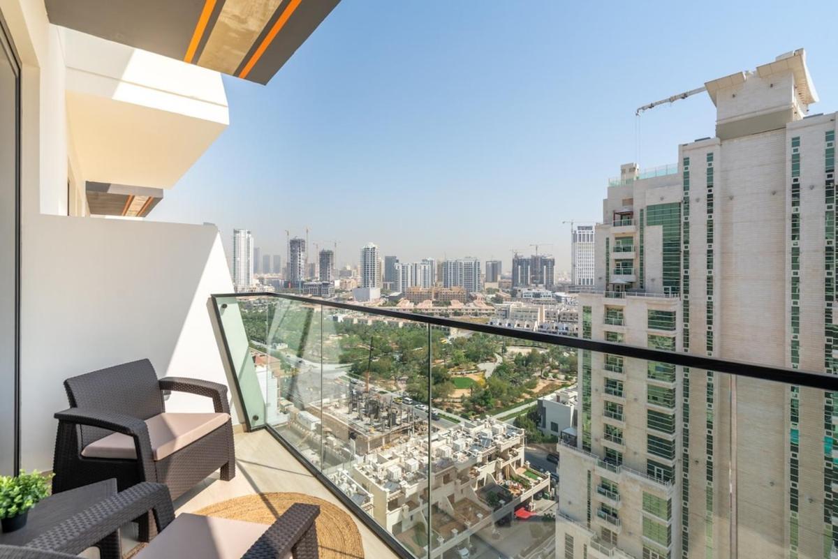 Luxury 1br In Jvc With Stunning Pool Apartamento Dubái