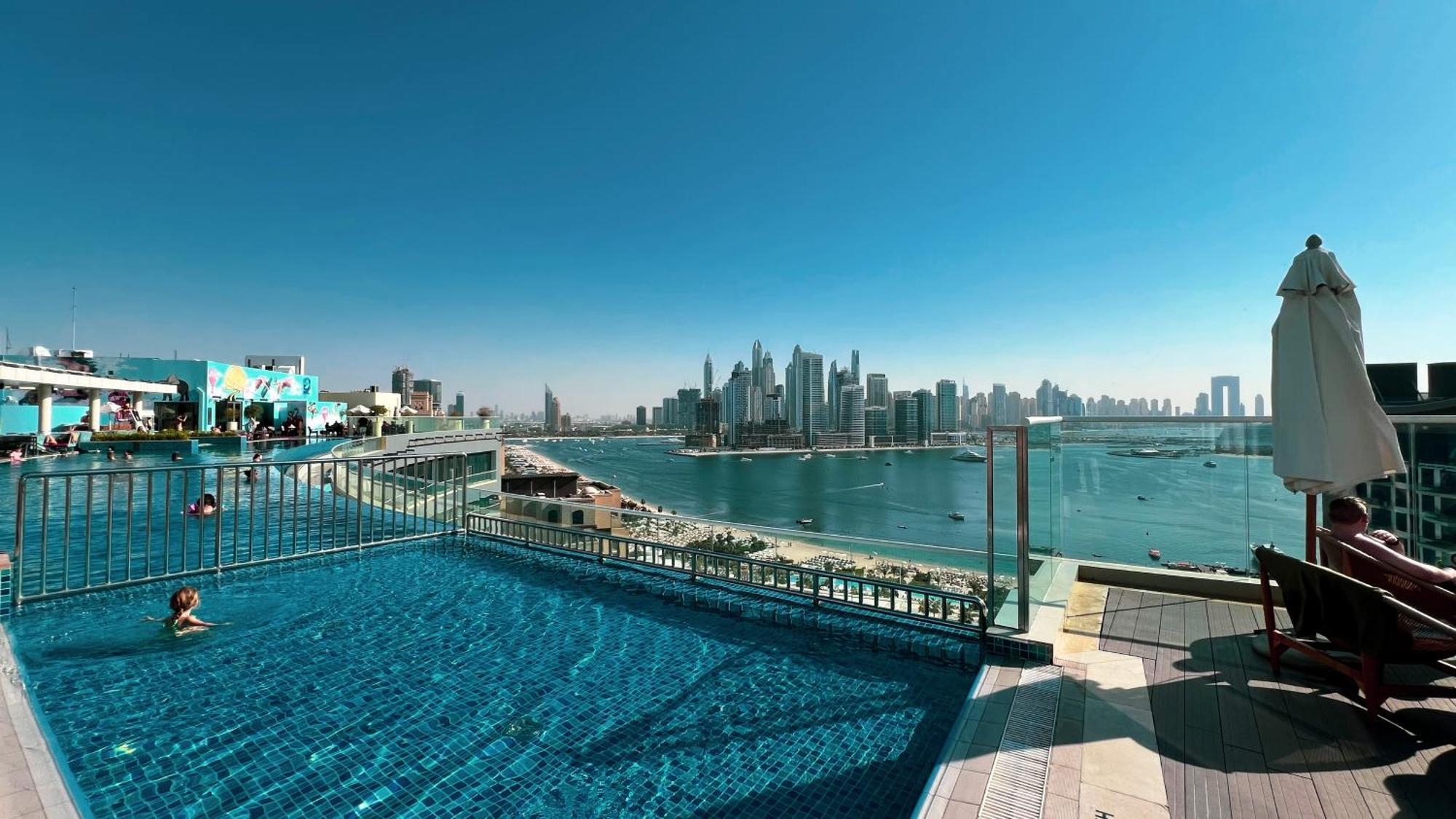 Infinity Pool In Palm Jumeirah On Exclusive West Dubái